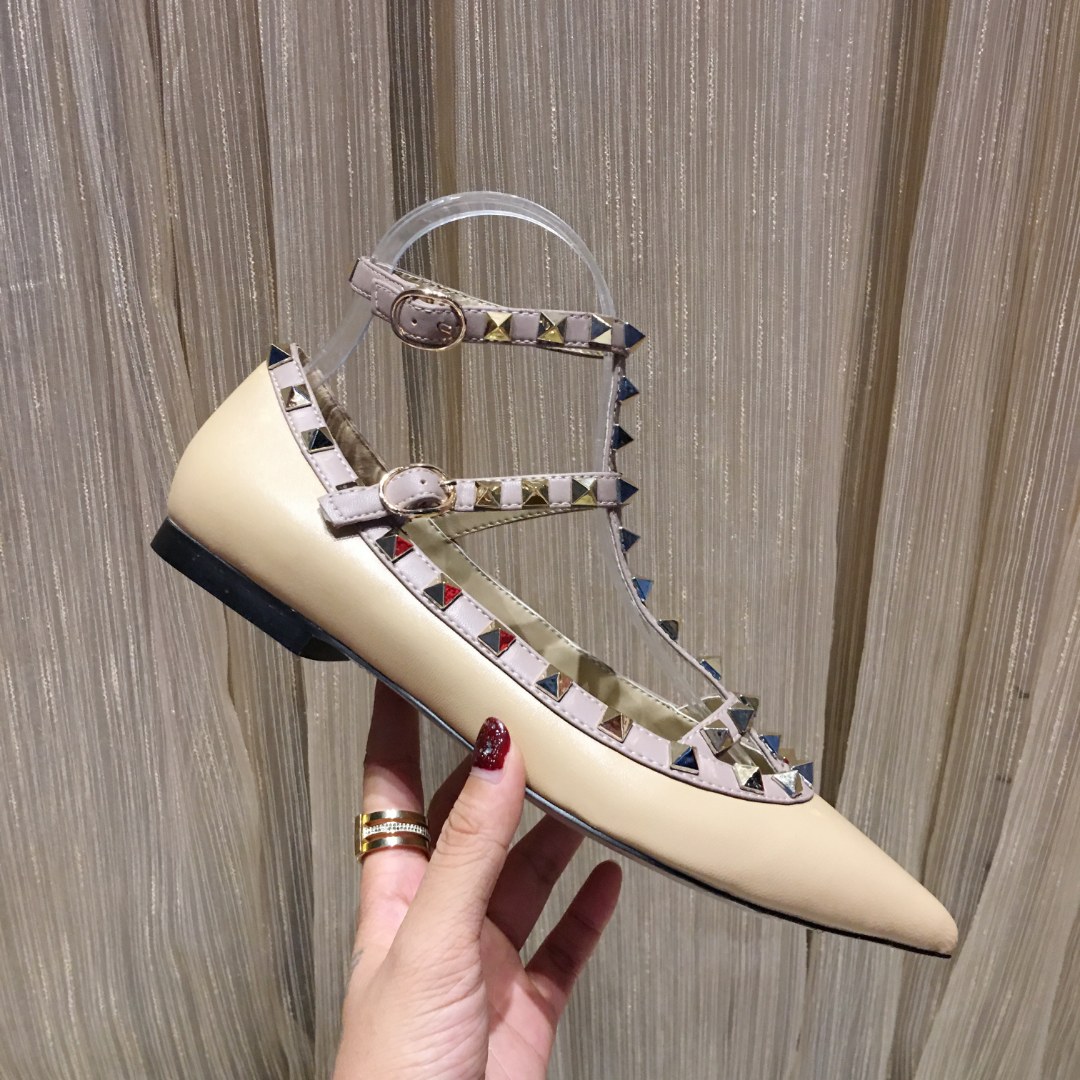 NO:437159,Supplied all year round [5 Matte Apricot Sheepskin Series] Valentino is a global high-end customization and high-end garment luxury. Valentino represents a kind of court luxury, high-profile but deep calmness hidden. It has been a national treasure brand in Italy since the 1960s. It has been a timeless and never out of date. Valentino Garavani's belief in design. Sheepskin footbed 34-40/41/42 sizes, spot 10 colors, counter original last Normal soles Genuine leather soles, slippers, valentino, valentino, slippers, sheepskin, Leather soles19860909全年供货【哑光杏色羊皮5款系列】华伦天奴 (Valentino) 是全球高级定制和高级成衣奢侈品,华伦天奴 (Valentino) 代表的是一种宫廷式的奢华,高调之中却隐藏深邃的冷静,从60年代以来一直都是意大利的国宝级品牌.历久弥新,永不过时,尼 (Valentino Garavani) 对于设计所保持的信念.羊皮垫脚内里34一40/41/42码,现货10个颜色,专柜原版楦 普通底 真皮大底,拖鞋,valentino,valentino,slippers,sheepskin,Leather soles,Women's Shoes