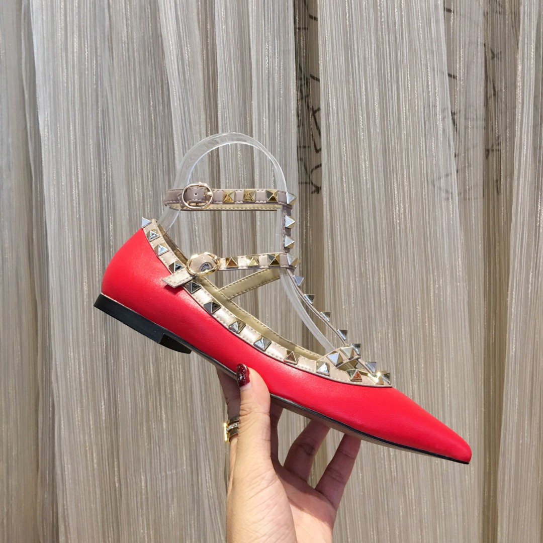 NO:437150,Supplied all year round [5 Matte Red Sheepskin Series] Valentino is a global high-end customization and high-end garment luxury. Valentino represents a kind of court luxury, high-profile but deep calmness hidden. It has been a national treasure brand in Italy since the 1960s. It has been a timeless and never out of date. Valentino Garavani's belief in design. Sheepskin footbed 34-40/41/42 sizes, 10 colors in stock, counter original last Normal soles Genuine leather soles, slippers, valentino, valentino, slippers, sheepskin, Leather soles19860909全年供货【哑光红色羊皮5款系列】华伦天奴 (Valentino) 是全球高级定制和高级成衣奢侈品,华伦天奴 (Valentino) 代表的是一种宫廷式的奢华,高调之中却隐藏深邃的冷静,从60年代以来一直都是意大利的国宝级品牌.历久弥新,永不过时,尼 (Valentino Garavani) 对于设计所保持的信念.羊皮垫脚内里34一40/41/42码,现货10个颜色,专柜原版楦 普通底 真皮大底,拖鞋,valentino,valentino,slippers,sheepskin,Leather soles,Women's Shoes