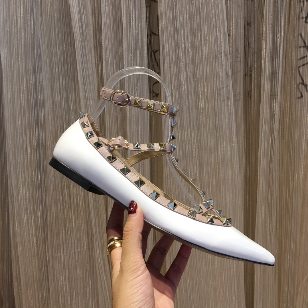 NO:437140,Supplied all year round [5 Matte White Sheepskin Series] Valentino is a global high-end customization and high-end garment luxury. Valentino represents a kind of court luxury, high-profile but deep calmness hidden. It has been a national treasure brand in Italy since the 1960s. It has been a timeless and never out of date. Valentino Garavani's belief in design. Sheepskin footbed 34-40/41/42 sizes, spot 10 colors, counter original last Normal soles Genuine leather soles, slippers, valentino, valentino, slippers, sheepskin, Leather soles19860909全年供货【哑光白色羊皮5款系列】华伦天奴 (Valentino) 是全球高级定制和高级成衣奢侈品,华伦天奴 (Valentino) 代表的是一种宫廷式的奢华,高调之中却隐藏深邃的冷静,从60年代以来一直都是意大利的国宝级品牌.历久弥新,永不过时,尼 (Valentino Garavani) 对于设计所保持的信念.羊皮垫脚内里34一40/41/42码,现货10个颜色,专柜原版楦 普通底 真皮大底,拖鞋,valentino,valentino,slippers,sheepskin,Leather soles,Women's Shoes