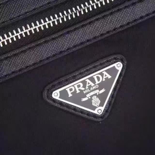 《PR🅰DA》男款单肩斜挎包，原版进口面料配原版五金，细节精工细做。原版品质+175代工，黑色，0014