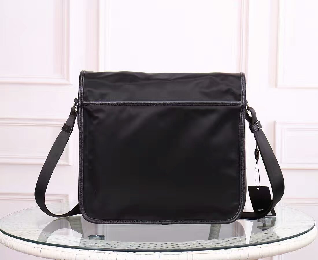 【品牌名称】：PRADA /普拉达
【产品规格】：W30XH28XD12*cm
【产品材质】：原单进口料