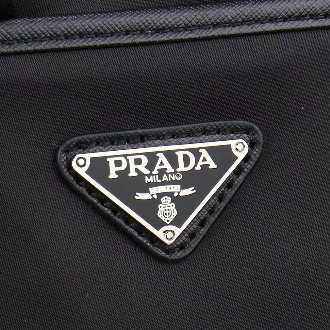 《PRADA》=P家男款单肩包，超经典官网热销款，手工细节都杠杠滴，轻盈的原版防水布料一直受到很多人追捧