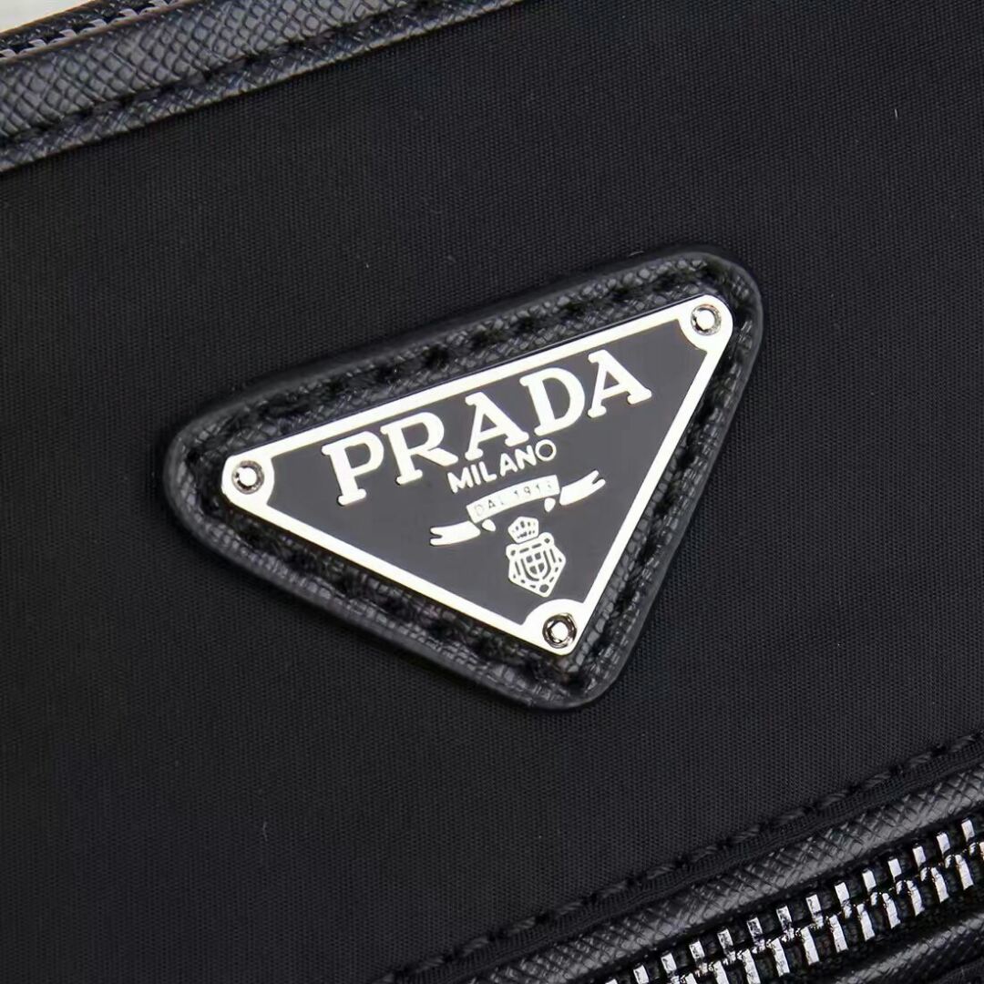 《PRADA》=P家男女款单肩包，超经典官网热销款，手工细节都杠杠滴，轻盈的原版防水布料一直受到很多人追