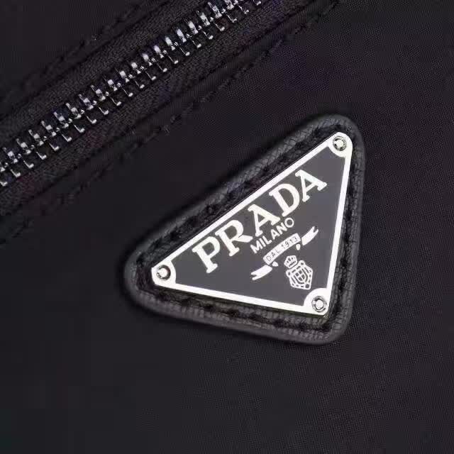 《PR🅰DA》官网对版，实物实拍，爆款单肩斜挎包，原版进口面料配原版五金，细节精工细做。原版品质+175