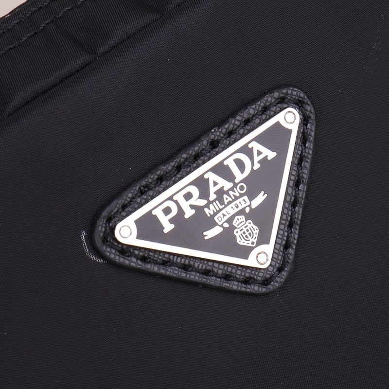  PRADA（普拉达）手拿包，使用经典的防水尼龙伞布配十字纹皮，完美的复刻五金，做工精细。流行与轻松率性