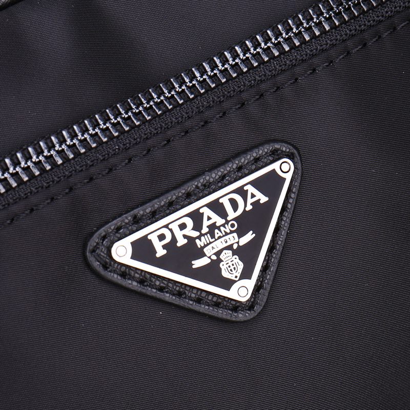  🎁PRADA 🔥爆款必备手包色💪 时尚就是一个循环，只有经典才是永恒的，进口防水牛津布配十字纹皮，一直