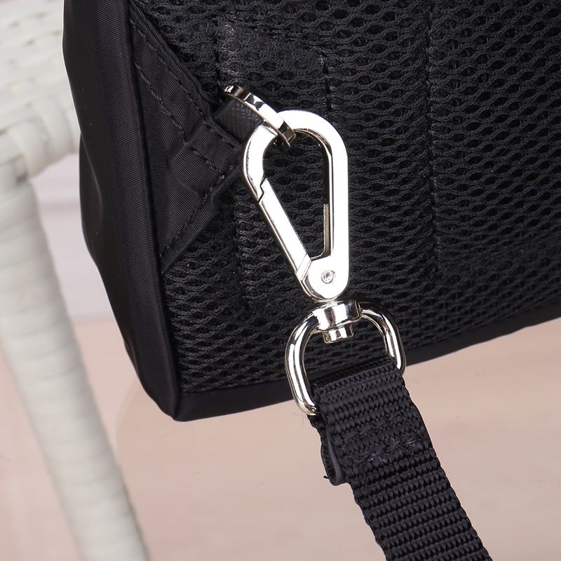《PRADA》=P家2017官网新款胸包，时尚年轻的最爱，满足出行平板、手机、钱包、香烟必备物品。手工细