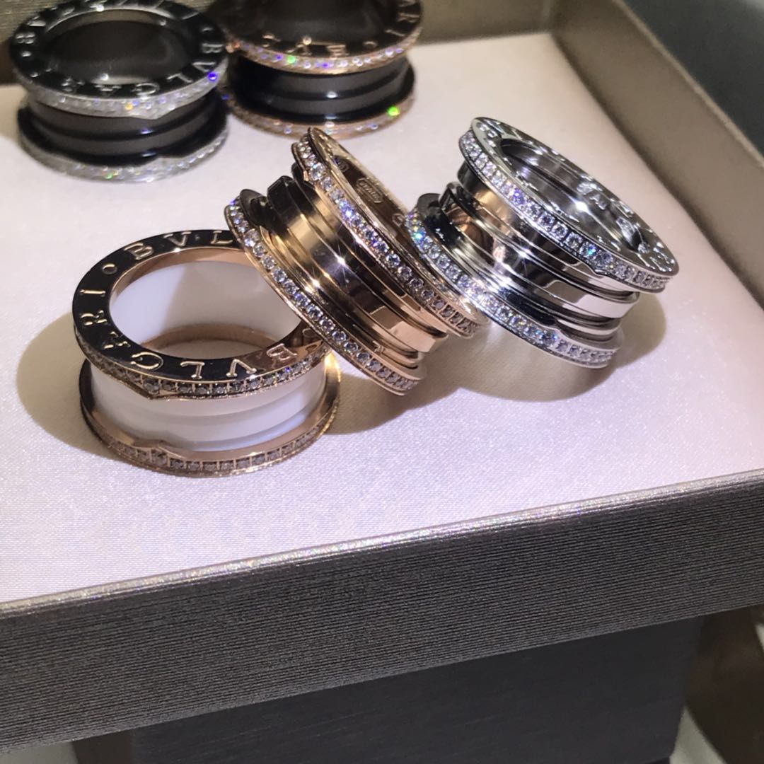 NO:103988,Bulgari spring ceramic with diamonds on both sides BVLGARI rings are made of CNC fine sculpture and replica high version available in stock No. D1069588, Bulgari ring, bottega veneta, bvlgari, bvlgari, ring19860909宝格丽弹簧陶瓷两边带钻BVLGARI戒指 采用CNC精雕复刻高版本 现货供应 编号D1069588,宝格丽戒指,bottega veneta,bvlgari,bvlgari,ring,Jewelry
