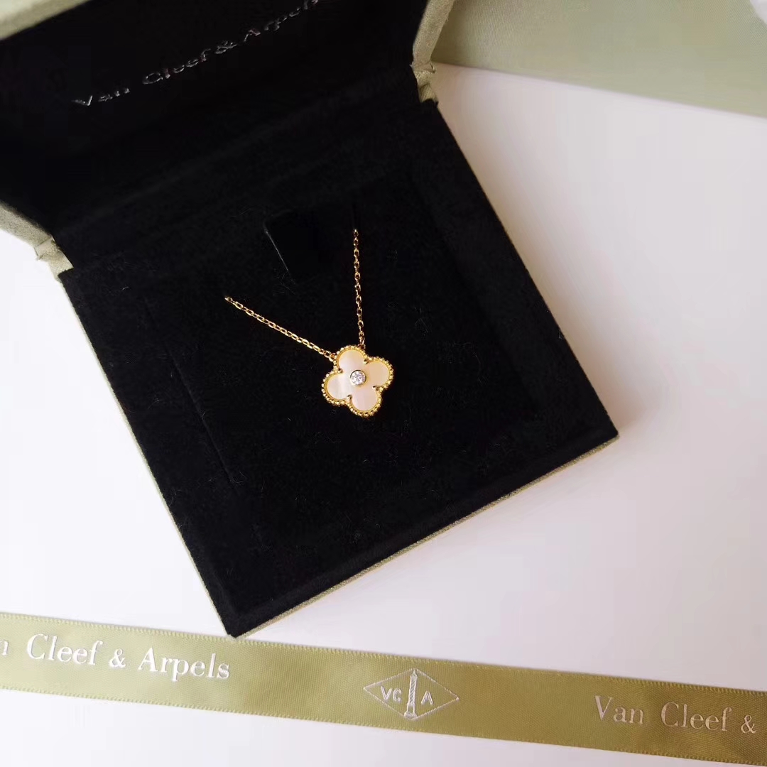 NO:360353,18-year Christmas limited four-leaf clover S925 sterling silver electroplated 14k gold + golden shell super temperamental gold shell necklace is luxurious and not vulgar [laughing] 925 silver gold plated material, car flower cross chain, very glossy!  The texture and color of the natural white shell with a thick gold electroplating texture are different!  As shown in the picture, the color of Fritillaria appears in different angles and lights!  This is also the charm of Fritillaria hair, Vac necklace, pure silver, gold plating1986090918年圣诞限量四叶草S925纯银电镀14k金黄+金贝超级有气质的金贝 项链 豪而不俗[偷笑]925银镀金材质,车花十字链,光泽度很好！厚金电镀质感杠杠的天然白贝纹理色泽不一！如图片所示贝母在不同角度不同光线下呈现的颜色不同！这也是贝母发魅力所在,Vac项链,necklace,pure silver,gold plating,Jewelry