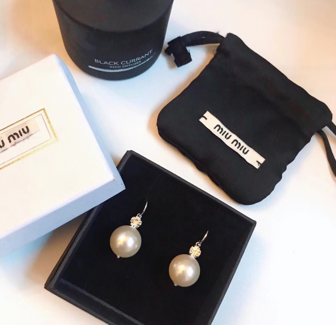 55💰👑高品质实拍 代购级别大牌 miumiu 珍珠耳钉 四爪钻石💎耳环。一直是简约时尚界的标杆，大胆的设计，百看不厌，搭配起来更Fashion，专柜一致铜镀18K金纯银针 ，搭配一颗珍珠，时尚潮流✨✨