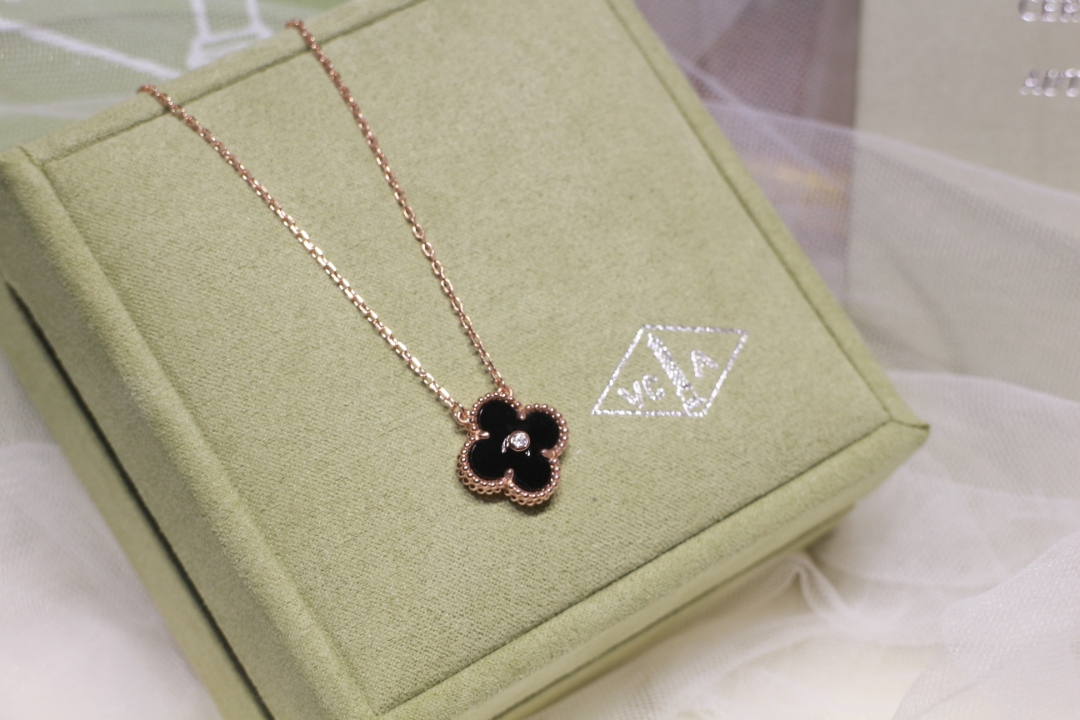 NO:580792,Van Cleef & Arpels four-leaf clover, black onyx, diamond necklace, 925 silver plated with thick gold, plated with rose gold, Vac necklace, van cleef, necklace19860909梵克雅宝 四叶草 黑玛瑙 镶钻 项链 925银镀厚金 镀玫瑰金色,Vac项链,van cleef,necklace,Jewelry