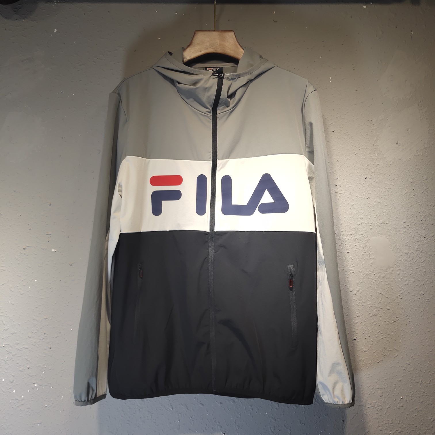 115     斐乐 FILA 男士户外 多重拼接色 软壳衣 连帽冲锋衣外套！