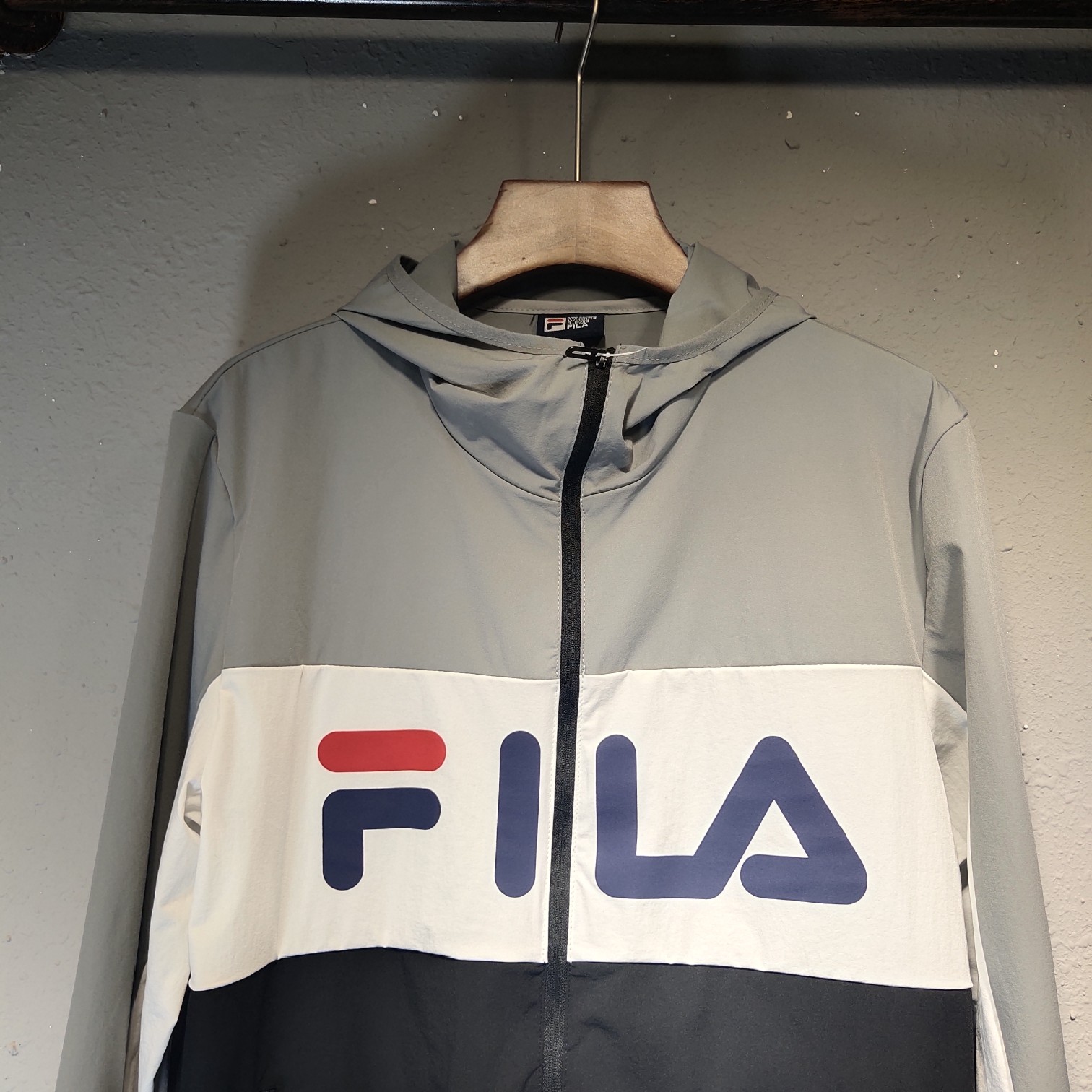 115     斐乐 FILA 男士户外 多重拼接色 软壳衣 连帽冲锋衣外套！