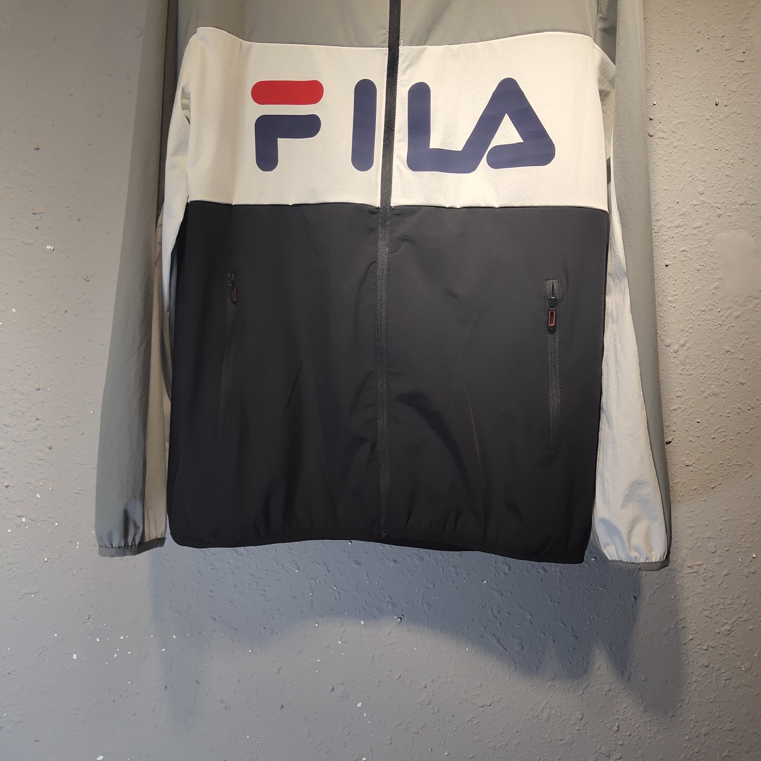 115     斐乐 FILA 男士户外 多重拼接色 软壳衣 连帽冲锋衣外套！