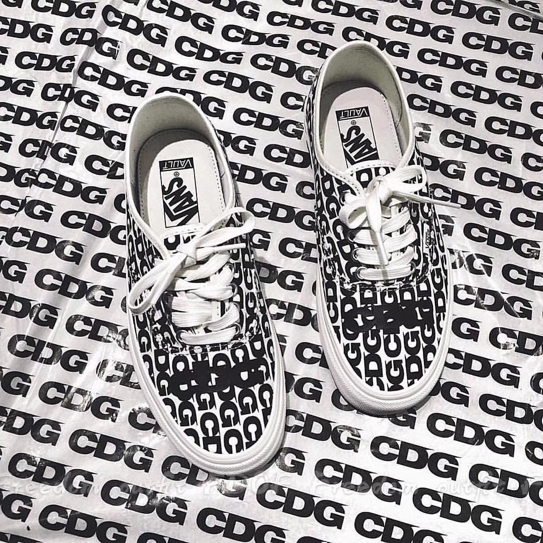 ?男女鞋真标硫化带半码❗️依旧串标当道,川久保玲全新联名Comme des Garcons x Vans Vault Authentic LX “CDG”经典低帮四孔系带百搭帆布硫化板鞋“黑白压胶LOGO”SN 2101MX B尺码:35 36 36.5 37 38 38.5 39 40 40.5 41 42 42.5 43 44,川久保玲旗下品牌 COMME des GARÇONS 与 Vans 的渊源可以追溯到六年前,从 2012 年 ~ 2014 年的三年间,它和 Supreme、Vans 三方推出过多双脍炙人口的联名鞋款。今年 COMME des GARÇONS 旗下支线 CDG,将首次单独和 Vans Vault 高端支线推出联名。双方选择了 OG Authentic LX 高端经典鞋款,并在此基础上大展身手。这双联名鞋款 OG Authentic LX 以黑白作为主要配色,大底包边、内里、鞋带等细节全以白色覆盖。COMME des GARÇONS 则在鞋面上 “画” 下密密麻麻、数不清的 ?男女鞋真标硫化带半码❗️依旧串标当道,川久保玲全新联名Comme des Garcons x Vans Vault Authentic LX “CDG”经典低帮四孔系带百搭帆布硫化板鞋“黑白压胶LOGO”SN 2101MX B尺码:35 36 36.5 37 38 38.5 39 40 40.5 41 42 42.5 43 44,川久保玲旗下品牌 COMME des GARÇONS 与 Vans 的渊源可以追溯到六年前,从 2012 年 ~ 2014 年的三年间,它和 Supreme、Vans 三方推出过多双脍炙人口的联名鞋款。今年 COMME des GARÇONS 旗下支线 CDG,将首次单独和 Vans Vault 高端支线推出联名。双方选择了 OG Authentic LX 高端经典鞋款,并在此基础上大展身手。这双联名鞋款 OG Authentic LX 以黑白作为主要配色,大底包边、内里、鞋带等细节全以白色覆盖。COMME des GARÇONS 则在鞋面上 “画” 下密密麻麻、数不清的