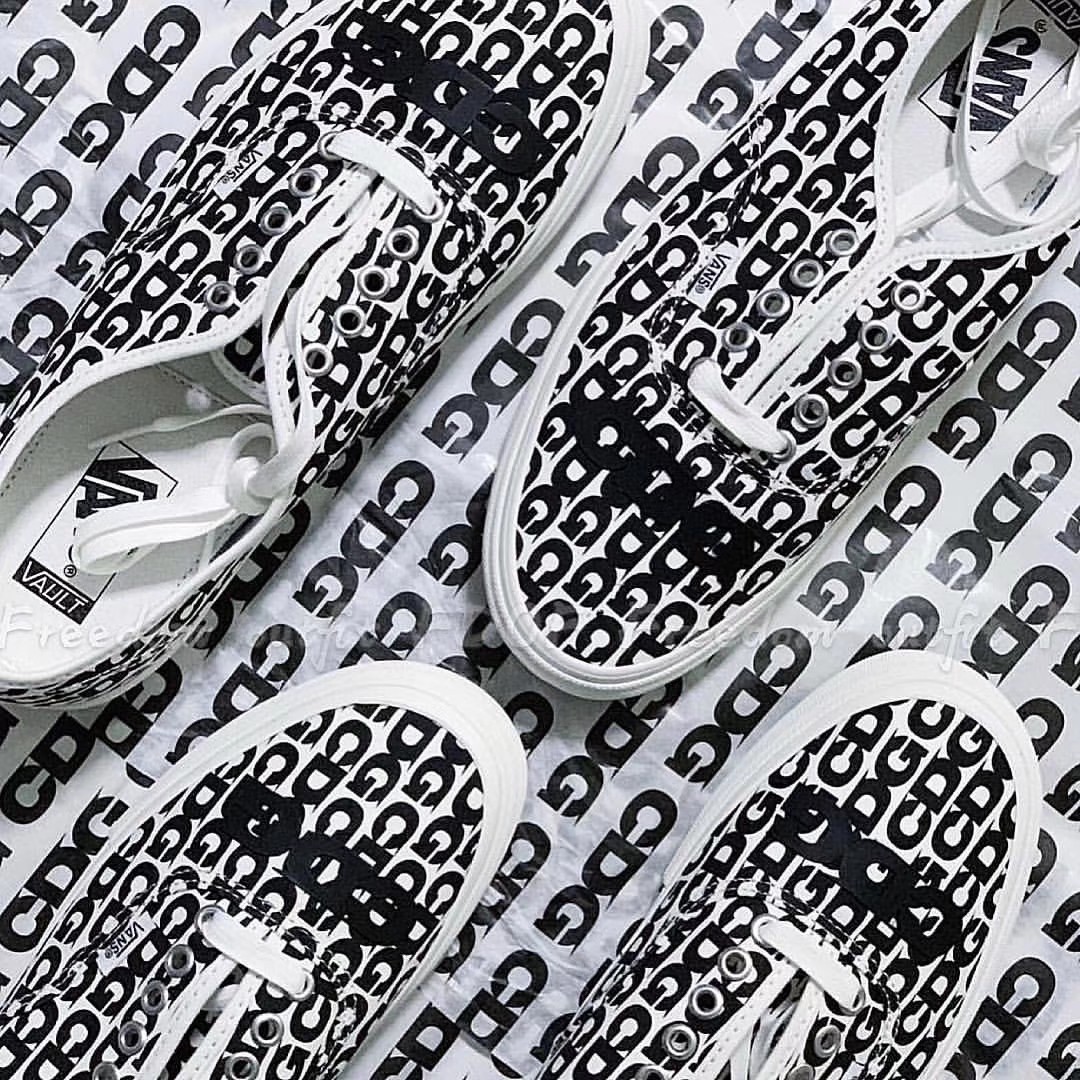 ?男女鞋真标硫化带半码❗️依旧串标当道,川久保玲全新联名Comme des Garcons x Vans Vault Authentic LX “CDG”经典低帮四孔系带百搭帆布硫化板鞋“黑白压胶LOGO”SN 2101MX B尺码:35 36 36.5 37 38 38.5 39 40 40.5 41 42 42.5 43 44,川久保玲旗下品牌 COMME des GARÇONS 与 Vans 的渊源可以追溯到六年前,从 2012 年 ~ 2014 年的三年间,它和 Supreme、Vans 三方推出过多双脍炙人口的联名鞋款。今年 COMME des GARÇONS 旗下支线 CDG,将首次单独和 Vans Vault 高端支线推出联名。双方选择了 OG Authentic LX 高端经典鞋款,并在此基础上大展身手。这双联名鞋款 OG Authentic LX 以黑白作为主要配色,大底包边、内里、鞋带等细节全以白色覆盖。COMME des GARÇONS 则在鞋面上 “画” 下密密麻麻、数不清的 ?男女鞋真标硫化带半码❗️依旧串标当道,川久保玲全新联名Comme des Garcons x Vans Vault Authentic LX “CDG”经典低帮四孔系带百搭帆布硫化板鞋“黑白压胶LOGO”SN 2101MX B尺码:35 36 36.5 37 38 38.5 39 40 40.5 41 42 42.5 43 44,川久保玲旗下品牌 COMME des GARÇONS 与 Vans 的渊源可以追溯到六年前,从 2012 年 ~ 2014 年的三年间,它和 Supreme、Vans 三方推出过多双脍炙人口的联名鞋款。今年 COMME des GARÇONS 旗下支线 CDG,将首次单独和 Vans Vault 高端支线推出联名。双方选择了 OG Authentic LX 高端经典鞋款,并在此基础上大展身手。这双联名鞋款 OG Authentic LX 以黑白作为主要配色,大底包边、内里、鞋带等细节全以白色覆盖。COMME des GARÇONS 则在鞋面上 “画” 下密密麻麻、数不清的