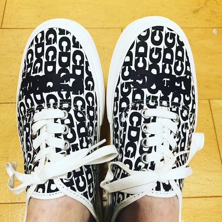 ?男女鞋真标硫化带半码❗️依旧串标当道,川久保玲全新联名Comme des Garcons x Vans Vault Authentic LX “CDG”经典低帮四孔系带百搭帆布硫化板鞋“黑白压胶LOGO”SN 2101MX B尺码:35 36 36.5 37 38 38.5 39 40 40.5 41 42 42.5 43 44,川久保玲旗下品牌 COMME des GARÇONS 与 Vans 的渊源可以追溯到六年前,从 2012 年 ~ 2014 年的三年间,它和 Supreme、Vans 三方推出过多双脍炙人口的联名鞋款。今年 COMME des GARÇONS 旗下支线 CDG,将首次单独和 Vans Vault 高端支线推出联名。双方选择了 OG Authentic LX 高端经典鞋款,并在此基础上大展身手。这双联名鞋款 OG Authentic LX 以黑白作为主要配色,大底包边、内里、鞋带等细节全以白色覆盖。COMME des GARÇONS 则在鞋面上 “画” 下密密麻麻、数不清的 ?男女鞋真标硫化带半码❗️依旧串标当道,川久保玲全新联名Comme des Garcons x Vans Vault Authentic LX “CDG”经典低帮四孔系带百搭帆布硫化板鞋“黑白压胶LOGO”SN 2101MX B尺码:35 36 36.5 37 38 38.5 39 40 40.5 41 42 42.5 43 44,川久保玲旗下品牌 COMME des GARÇONS 与 Vans 的渊源可以追溯到六年前,从 2012 年 ~ 2014 年的三年间,它和 Supreme、Vans 三方推出过多双脍炙人口的联名鞋款。今年 COMME des GARÇONS 旗下支线 CDG,将首次单独和 Vans Vault 高端支线推出联名。双方选择了 OG Authentic LX 高端经典鞋款,并在此基础上大展身手。这双联名鞋款 OG Authentic LX 以黑白作为主要配色,大底包边、内里、鞋带等细节全以白色覆盖。COMME des GARÇONS 则在鞋面上 “画” 下密密麻麻、数不清的