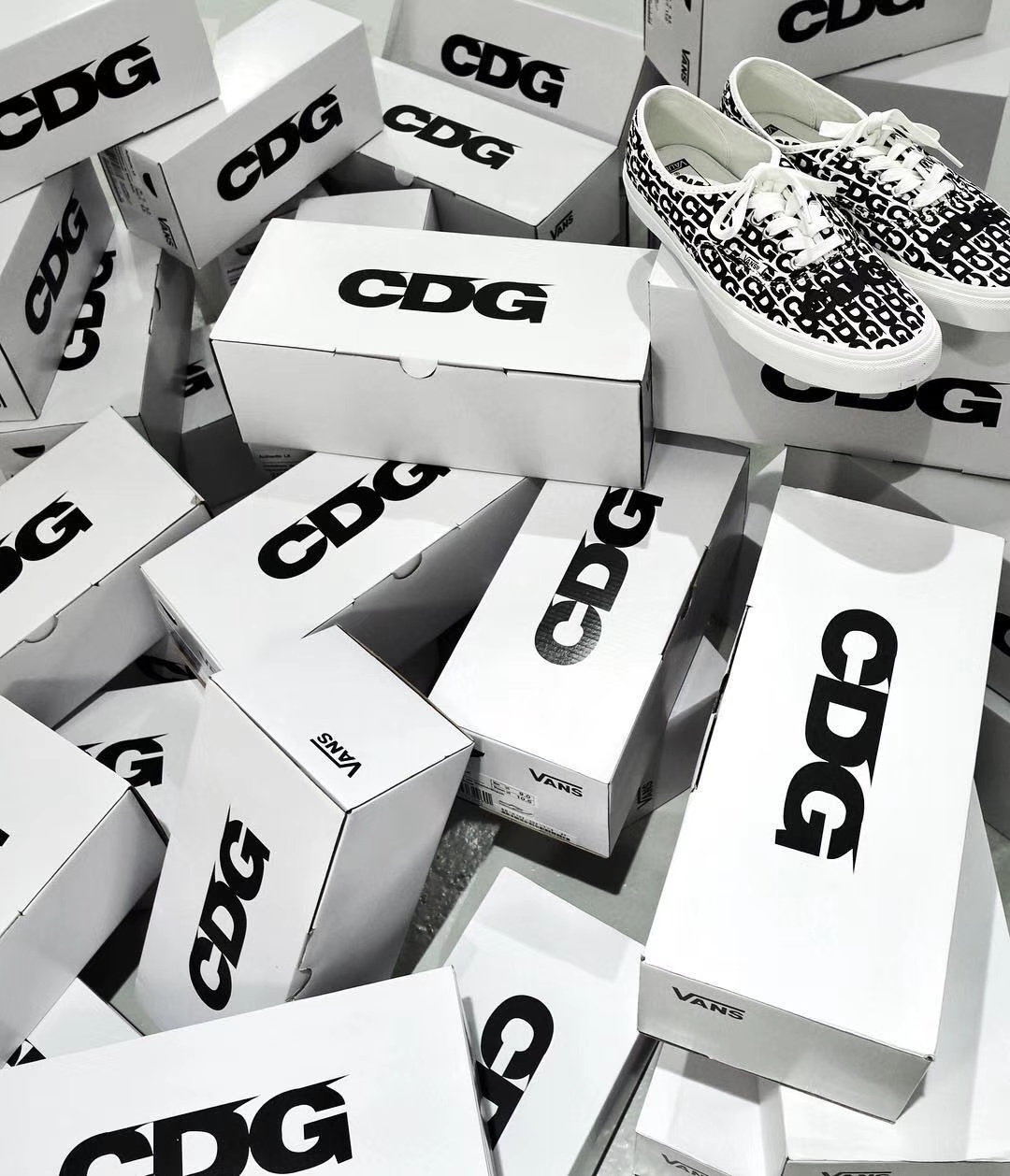 ?男女鞋真标硫化带半码❗️依旧串标当道,川久保玲全新联名Comme des Garcons x Vans Vault Authentic LX “CDG”经典低帮四孔系带百搭帆布硫化板鞋“黑白压胶LOGO”SN 2101MX B尺码:35 36 36.5 37 38 38.5 39 40 40.5 41 42 42.5 43 44,川久保玲旗下品牌 COMME des GARÇONS 与 Vans 的渊源可以追溯到六年前,从 2012 年 ~ 2014 年的三年间,它和 Supreme、Vans 三方推出过多双脍炙人口的联名鞋款。今年 COMME des GARÇONS 旗下支线 CDG,将首次单独和 Vans Vault 高端支线推出联名。双方选择了 OG Authentic LX 高端经典鞋款,并在此基础上大展身手。这双联名鞋款 OG Authentic LX 以黑白作为主要配色,大底包边、内里、鞋带等细节全以白色覆盖。COMME des GARÇONS 则在鞋面上 “画” 下密密麻麻、数不清的 ?男女鞋真标硫化带半码❗️依旧串标当道,川久保玲全新联名Comme des Garcons x Vans Vault Authentic LX “CDG”经典低帮四孔系带百搭帆布硫化板鞋“黑白压胶LOGO”SN 2101MX B尺码:35 36 36.5 37 38 38.5 39 40 40.5 41 42 42.5 43 44,川久保玲旗下品牌 COMME des GARÇONS 与 Vans 的渊源可以追溯到六年前,从 2012 年 ~ 2014 年的三年间,它和 Supreme、Vans 三方推出过多双脍炙人口的联名鞋款。今年 COMME des GARÇONS 旗下支线 CDG,将首次单独和 Vans Vault 高端支线推出联名。双方选择了 OG Authentic LX 高端经典鞋款,并在此基础上大展身手。这双联名鞋款 OG Authentic LX 以黑白作为主要配色,大底包边、内里、鞋带等细节全以白色覆盖。COMME des GARÇONS 则在鞋面上 “画” 下密密麻麻、数不清的