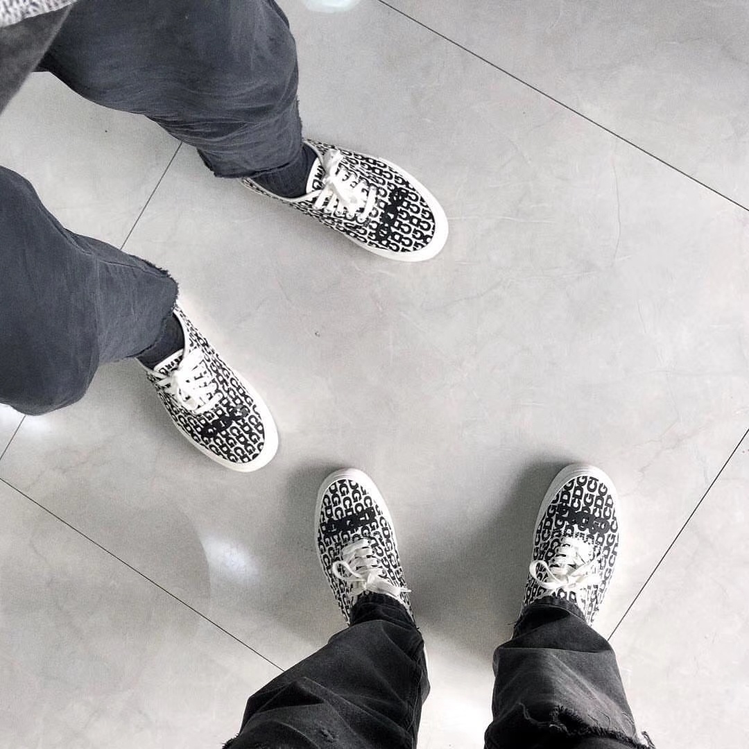 ?男女鞋真标硫化带半码❗️依旧串标当道,川久保玲全新联名Comme des Garcons x Vans Vault Authentic LX “CDG”经典低帮四孔系带百搭帆布硫化板鞋“黑白压胶LOGO”SN 2101MX B尺码:35 36 36.5 37 38 38.5 39 40 40.5 41 42 42.5 43 44,川久保玲旗下品牌 COMME des GARÇONS 与 Vans 的渊源可以追溯到六年前,从 2012 年 ~ 2014 年的三年间,它和 Supreme、Vans 三方推出过多双脍炙人口的联名鞋款。今年 COMME des GARÇONS 旗下支线 CDG,将首次单独和 Vans Vault 高端支线推出联名。双方选择了 OG Authentic LX 高端经典鞋款,并在此基础上大展身手。这双联名鞋款 OG Authentic LX 以黑白作为主要配色,大底包边、内里、鞋带等细节全以白色覆盖。COMME des GARÇONS 则在鞋面上 “画” 下密密麻麻、数不清的 ?男女鞋真标硫化带半码❗️依旧串标当道,川久保玲全新联名Comme des Garcons x Vans Vault Authentic LX “CDG”经典低帮四孔系带百搭帆布硫化板鞋“黑白压胶LOGO”SN 2101MX B尺码:35 36 36.5 37 38 38.5 39 40 40.5 41 42 42.5 43 44,川久保玲旗下品牌 COMME des GARÇONS 与 Vans 的渊源可以追溯到六年前,从 2012 年 ~ 2014 年的三年间,它和 Supreme、Vans 三方推出过多双脍炙人口的联名鞋款。今年 COMME des GARÇONS 旗下支线 CDG,将首次单独和 Vans Vault 高端支线推出联名。双方选择了 OG Authentic LX 高端经典鞋款,并在此基础上大展身手。这双联名鞋款 OG Authentic LX 以黑白作为主要配色,大底包边、内里、鞋带等细节全以白色覆盖。COMME des GARÇONS 则在鞋面上 “画” 下密密麻麻、数不清的