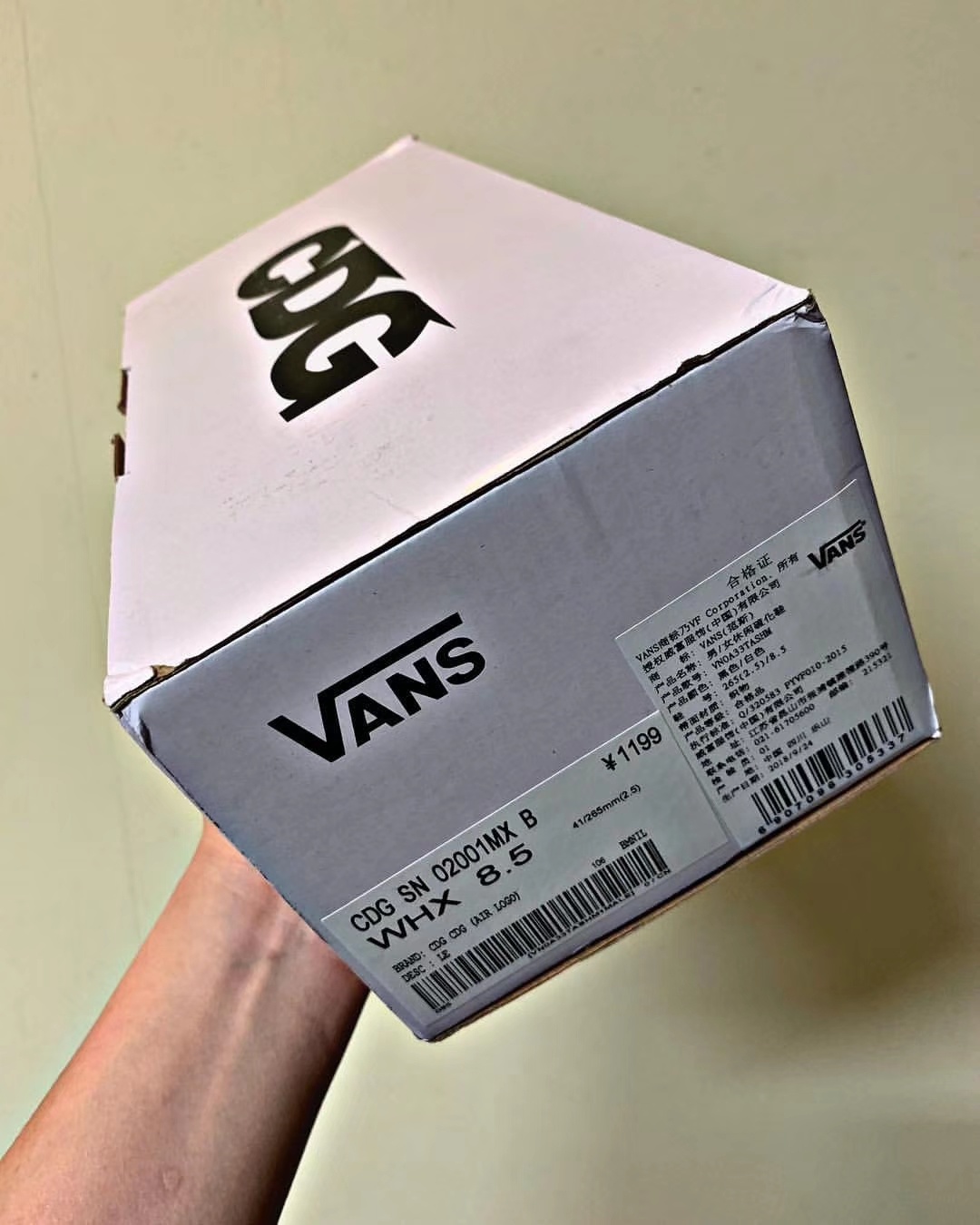 ?男女鞋真标硫化带半码❗️依旧串标当道,川久保玲全新联名Comme des Garcons x Vans Vault Authentic LX “CDG”经典低帮四孔系带百搭帆布硫化板鞋“黑白压胶LOGO”SN 2101MX B尺码:35 36 36.5 37 38 38.5 39 40 40.5 41 42 42.5 43 44,川久保玲旗下品牌 COMME des GARÇONS 与 Vans 的渊源可以追溯到六年前,从 2012 年 ~ 2014 年的三年间,它和 Supreme、Vans 三方推出过多双脍炙人口的联名鞋款。今年 COMME des GARÇONS 旗下支线 CDG,将首次单独和 Vans Vault 高端支线推出联名。双方选择了 OG Authentic LX 高端经典鞋款,并在此基础上大展身手。这双联名鞋款 OG Authentic LX 以黑白作为主要配色,大底包边、内里、鞋带等细节全以白色覆盖。COMME des GARÇONS 则在鞋面上 “画” 下密密麻麻、数不清的 ?男女鞋真标硫化带半码❗️依旧串标当道,川久保玲全新联名Comme des Garcons x Vans Vault Authentic LX “CDG”经典低帮四孔系带百搭帆布硫化板鞋“黑白压胶LOGO”SN 2101MX B尺码:35 36 36.5 37 38 38.5 39 40 40.5 41 42 42.5 43 44,川久保玲旗下品牌 COMME des GARÇONS 与 Vans 的渊源可以追溯到六年前,从 2012 年 ~ 2014 年的三年间,它和 Supreme、Vans 三方推出过多双脍炙人口的联名鞋款。今年 COMME des GARÇONS 旗下支线 CDG,将首次单独和 Vans Vault 高端支线推出联名。双方选择了 OG Authentic LX 高端经典鞋款,并在此基础上大展身手。这双联名鞋款 OG Authentic LX 以黑白作为主要配色,大底包边、内里、鞋带等细节全以白色覆盖。COMME des GARÇONS 则在鞋面上 “画” 下密密麻麻、数不清的