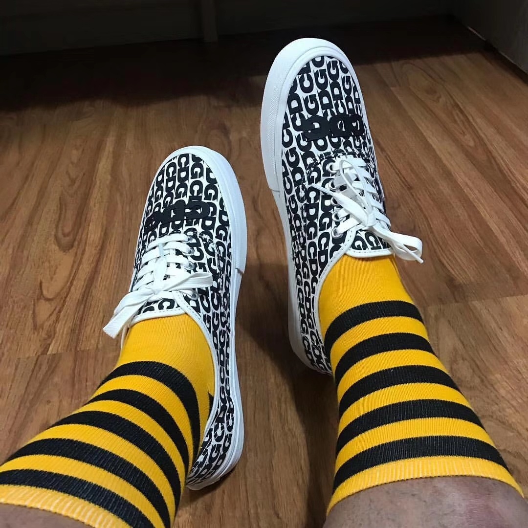 ?男女鞋真标硫化带半码❗️依旧串标当道,川久保玲全新联名Comme des Garcons x Vans Vault Authentic LX “CDG”经典低帮四孔系带百搭帆布硫化板鞋“黑白压胶LOGO”SN 2101MX B尺码:35 36 36.5 37 38 38.5 39 40 40.5 41 42 42.5 43 44,川久保玲旗下品牌 COMME des GARÇONS 与 Vans 的渊源可以追溯到六年前,从 2012 年 ~ 2014 年的三年间,它和 Supreme、Vans 三方推出过多双脍炙人口的联名鞋款。今年 COMME des GARÇONS 旗下支线 CDG,将首次单独和 Vans Vault 高端支线推出联名。双方选择了 OG Authentic LX 高端经典鞋款,并在此基础上大展身手。这双联名鞋款 OG Authentic LX 以黑白作为主要配色,大底包边、内里、鞋带等细节全以白色覆盖。COMME des GARÇONS 则在鞋面上 “画” 下密密麻麻、数不清的 ?男女鞋真标硫化带半码❗️依旧串标当道,川久保玲全新联名Comme des Garcons x Vans Vault Authentic LX “CDG”经典低帮四孔系带百搭帆布硫化板鞋“黑白压胶LOGO”SN 2101MX B尺码:35 36 36.5 37 38 38.5 39 40 40.5 41 42 42.5 43 44,川久保玲旗下品牌 COMME des GARÇONS 与 Vans 的渊源可以追溯到六年前,从 2012 年 ~ 2014 年的三年间,它和 Supreme、Vans 三方推出过多双脍炙人口的联名鞋款。今年 COMME des GARÇONS 旗下支线 CDG,将首次单独和 Vans Vault 高端支线推出联名。双方选择了 OG Authentic LX 高端经典鞋款,并在此基础上大展身手。这双联名鞋款 OG Authentic LX 以黑白作为主要配色,大底包边、内里、鞋带等细节全以白色覆盖。COMME des GARÇONS 则在鞋面上 “画” 下密密麻麻、数不清的