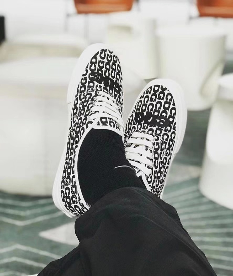 ?男女鞋真标硫化带半码❗️依旧串标当道,川久保玲全新联名Comme des Garcons x Vans Vault Authentic LX “CDG”经典低帮四孔系带百搭帆布硫化板鞋“黑白压胶LOGO”SN 2101MX B尺码:35 36 36.5 37 38 38.5 39 40 40.5 41 42 42.5 43 44,川久保玲旗下品牌 COMME des GARÇONS 与 Vans 的渊源可以追溯到六年前,从 2012 年 ~ 2014 年的三年间,它和 Supreme、Vans 三方推出过多双脍炙人口的联名鞋款。今年 COMME des GARÇONS 旗下支线 CDG,将首次单独和 Vans Vault 高端支线推出联名。双方选择了 OG Authentic LX 高端经典鞋款,并在此基础上大展身手。这双联名鞋款 OG Authentic LX 以黑白作为主要配色,大底包边、内里、鞋带等细节全以白色覆盖。COMME des GARÇONS 则在鞋面上 “画” 下密密麻麻、数不清的 ?男女鞋真标硫化带半码❗️依旧串标当道,川久保玲全新联名Comme des Garcons x Vans Vault Authentic LX “CDG”经典低帮四孔系带百搭帆布硫化板鞋“黑白压胶LOGO”SN 2101MX B尺码:35 36 36.5 37 38 38.5 39 40 40.5 41 42 42.5 43 44,川久保玲旗下品牌 COMME des GARÇONS 与 Vans 的渊源可以追溯到六年前,从 2012 年 ~ 2014 年的三年间,它和 Supreme、Vans 三方推出过多双脍炙人口的联名鞋款。今年 COMME des GARÇONS 旗下支线 CDG,将首次单独和 Vans Vault 高端支线推出联名。双方选择了 OG Authentic LX 高端经典鞋款,并在此基础上大展身手。这双联名鞋款 OG Authentic LX 以黑白作为主要配色,大底包边、内里、鞋带等细节全以白色覆盖。COMME des GARÇONS 则在鞋面上 “画” 下密密麻麻、数不清的