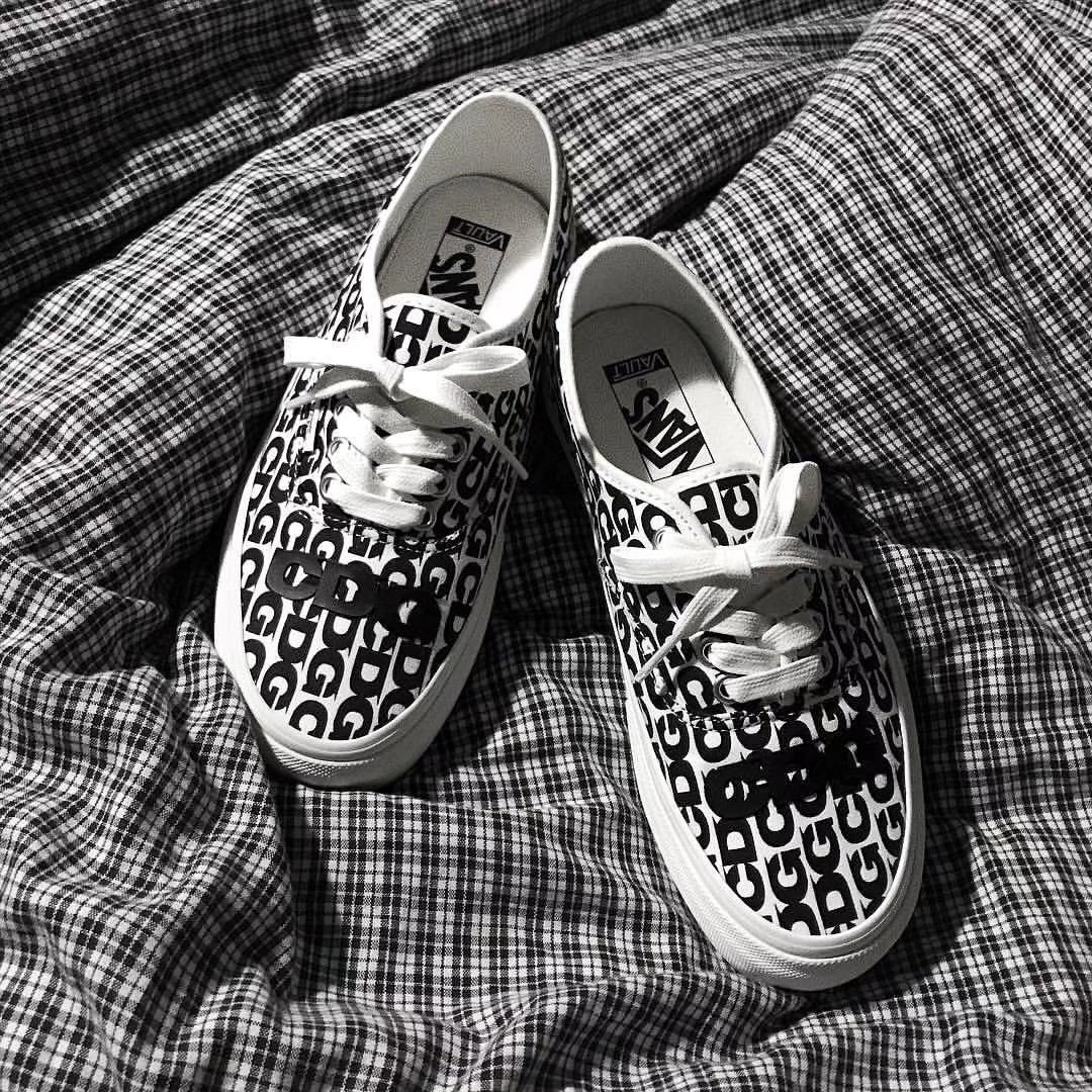 ?男女鞋真标硫化带半码❗️依旧串标当道,川久保玲全新联名Comme des Garcons x Vans Vault Authentic LX “CDG”经典低帮四孔系带百搭帆布硫化板鞋“黑白压胶LOGO”SN 2101MX B尺码:35 36 36.5 37 38 38.5 39 40 40.5 41 42 42.5 43 44,川久保玲旗下品牌 COMME des GARÇONS 与 Vans 的渊源可以追溯到六年前,从 2012 年 ~ 2014 年的三年间,它和 Supreme、Vans 三方推出过多双脍炙人口的联名鞋款。今年 COMME des GARÇONS 旗下支线 CDG,将首次单独和 Vans Vault 高端支线推出联名。双方选择了 OG Authentic LX 高端经典鞋款,并在此基础上大展身手。这双联名鞋款 OG Authentic LX 以黑白作为主要配色,大底包边、内里、鞋带等细节全以白色覆盖。COMME des GARÇONS 则在鞋面上 “画” 下密密麻麻、数不清的 ?男女鞋真标硫化带半码❗️依旧串标当道,川久保玲全新联名Comme des Garcons x Vans Vault Authentic LX “CDG”经典低帮四孔系带百搭帆布硫化板鞋“黑白压胶LOGO”SN 2101MX B尺码:35 36 36.5 37 38 38.5 39 40 40.5 41 42 42.5 43 44,川久保玲旗下品牌 COMME des GARÇONS 与 Vans 的渊源可以追溯到六年前,从 2012 年 ~ 2014 年的三年间,它和 Supreme、Vans 三方推出过多双脍炙人口的联名鞋款。今年 COMME des GARÇONS 旗下支线 CDG,将首次单独和 Vans Vault 高端支线推出联名。双方选择了 OG Authentic LX 高端经典鞋款,并在此基础上大展身手。这双联名鞋款 OG Authentic LX 以黑白作为主要配色,大底包边、内里、鞋带等细节全以白色覆盖。COMME des GARÇONS 则在鞋面上 “画” 下密密麻麻、数不清的