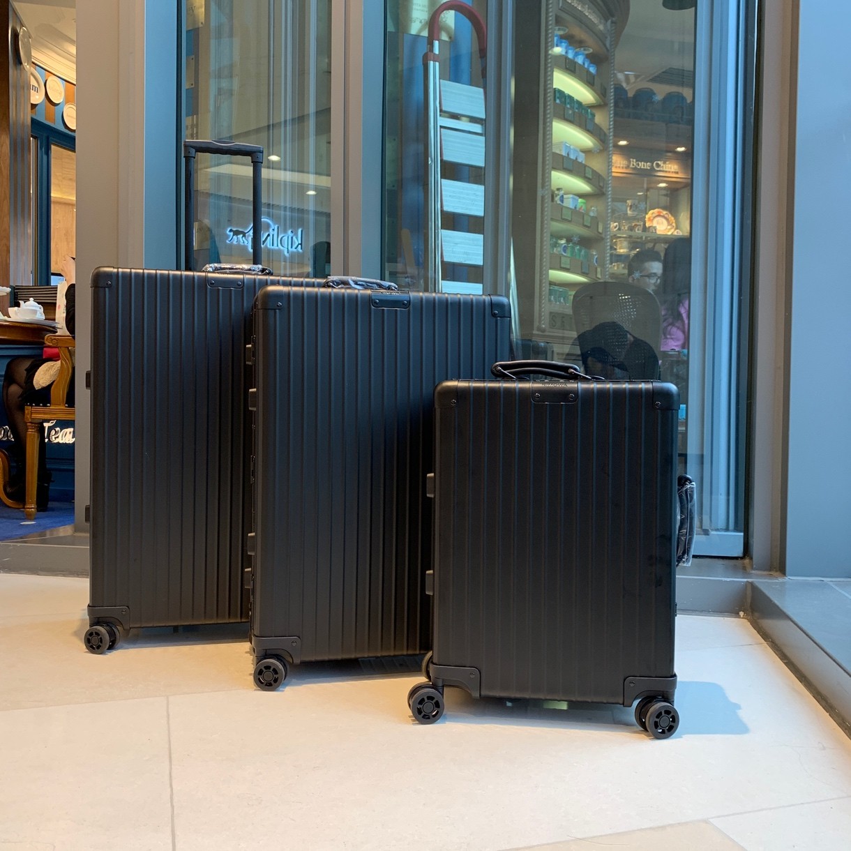 RIMOWA Classic 972系列 全铝镁合金 972专柜最新版本，classic 系列！ 代工厂出品！专柜刚出，我们就马上买了正品回来！经典款的新版本，我不容许自己怠慢！较老版本很多细节不同！诚意之作！❤️ 1…