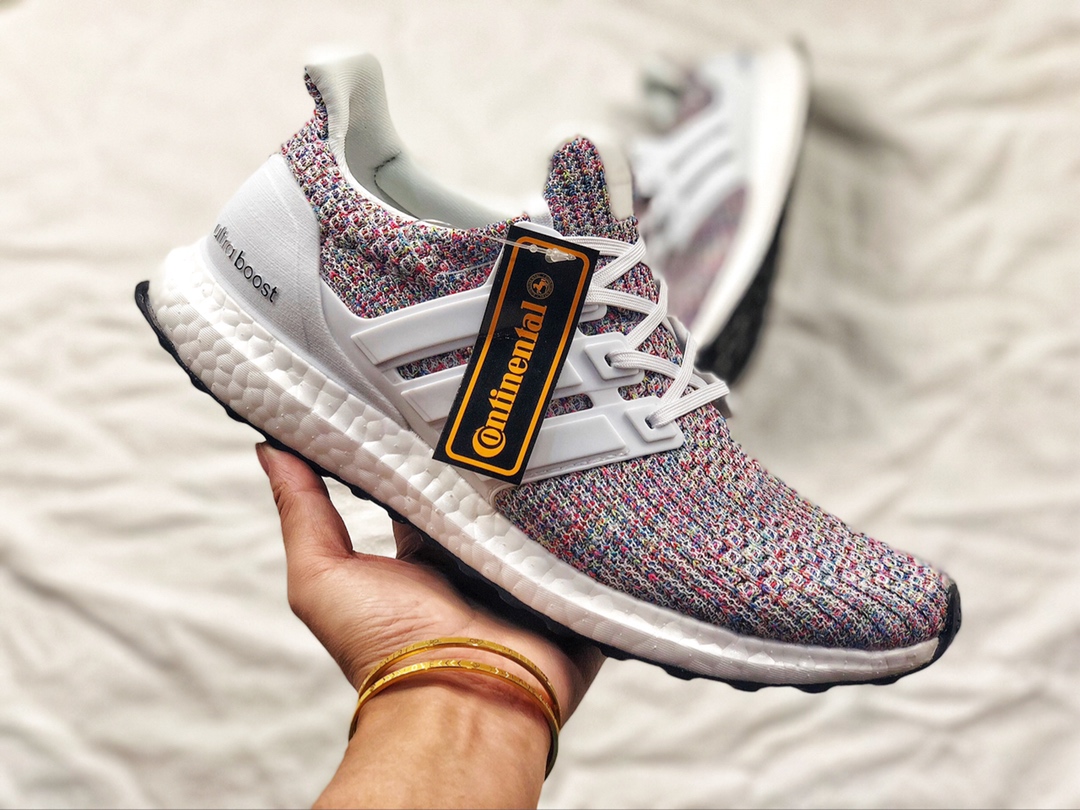 Adidas Ultra Boost 4.0 UB4代 采用全新纹理呈现出 Primeknit 的织物鞋面，相较于此前3.0，更大的镂空双近色织法，透气性能更加优越，手感极佳。马牌大底防滑耐磨 爆颗粒明显，颗粒大层次感强。码数：36 36.5 37 38 38.5 39 40 40.5 41 42 42.5 43 44 44.5 45