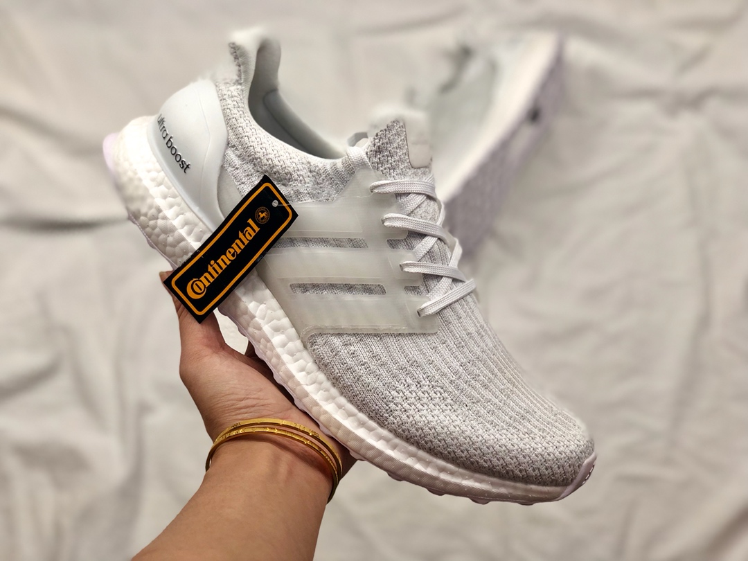 Adidas Ultra Boost 4.0 UB4代 采用全新纹理呈现出 Primeknit 的织物鞋面，相较于此前3.0，更大的镂空双近色织法，透气性能更加优越，手感极佳。马牌大底防滑耐磨 爆颗粒明显，颗粒大层次感强。码数：36 36.5 37 38 38.5 39 40 40.5 41 42 42.5 43 44 44.5 45