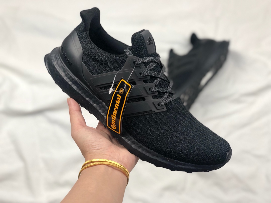 Adidas Ultra Boost 4.0 UB4代 采用全新纹理呈现出 Primeknit 的织物鞋面，相较于此前3.0，更大的镂空双近色织法，透气性能更加优越，手感极佳。马牌大底防滑耐磨 爆颗粒明显，颗粒大层次感强。码数：36 36.5 37 38 38.5 39 40 40.5 41 42 42.5 43 44 44.5 45