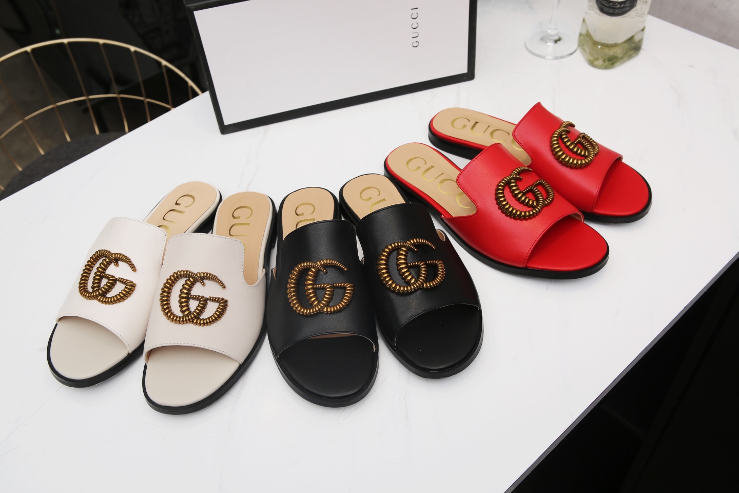 NO:231034,18612-6 Guqi classic low-heel sandals. The original counter is carefully crafted by one to one high imitation. The fabric is made of imported cowhide and sheepskin inside. Let beauties wear low-heel sandals, which have infinite comfort and meet all your counter needs. The colors are black, red, beige, and 3 classic and versatile colors. The sole is made of imported anti-slip and wear-resistant rubber outsole. Standard regular size. 35-42 size. Geyuan. Custom leather outsole 180 hot-selling style must be sold., slippers, sandals, slippers, cowhide, sheepskin, Leather soles1986090918612一6古奇经典低跟凉拖.专柜原版一比一高仿精心制作.面料采用进口牛皮,内里羊皮.让美女们穿上低跟凉鞋,有无限的舒适感.并且满足你的一切专柜需求.颜色有,黑色,红色,米白色,3个经典百搭的颜色.大底采用进口防滑耐磨橡胶大底.标准正码.35一42码.格元.订做真皮大底180爆款转图必卖.,拖鞋,sandals,slippers,cowhide,sheepskin,Leather soles,Women's Shoes