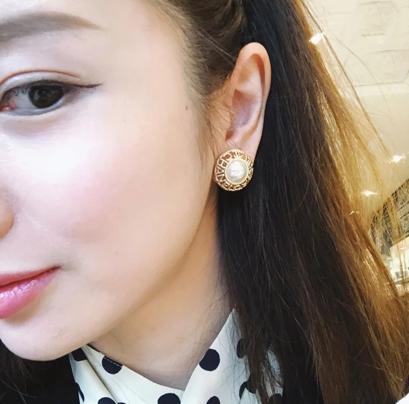Ch*nel 镂空字母珍珠耳钉 这款耳钉真的超级美 看着设计简单 但是佩戴效果好看到爆 就连我这种小耳垂