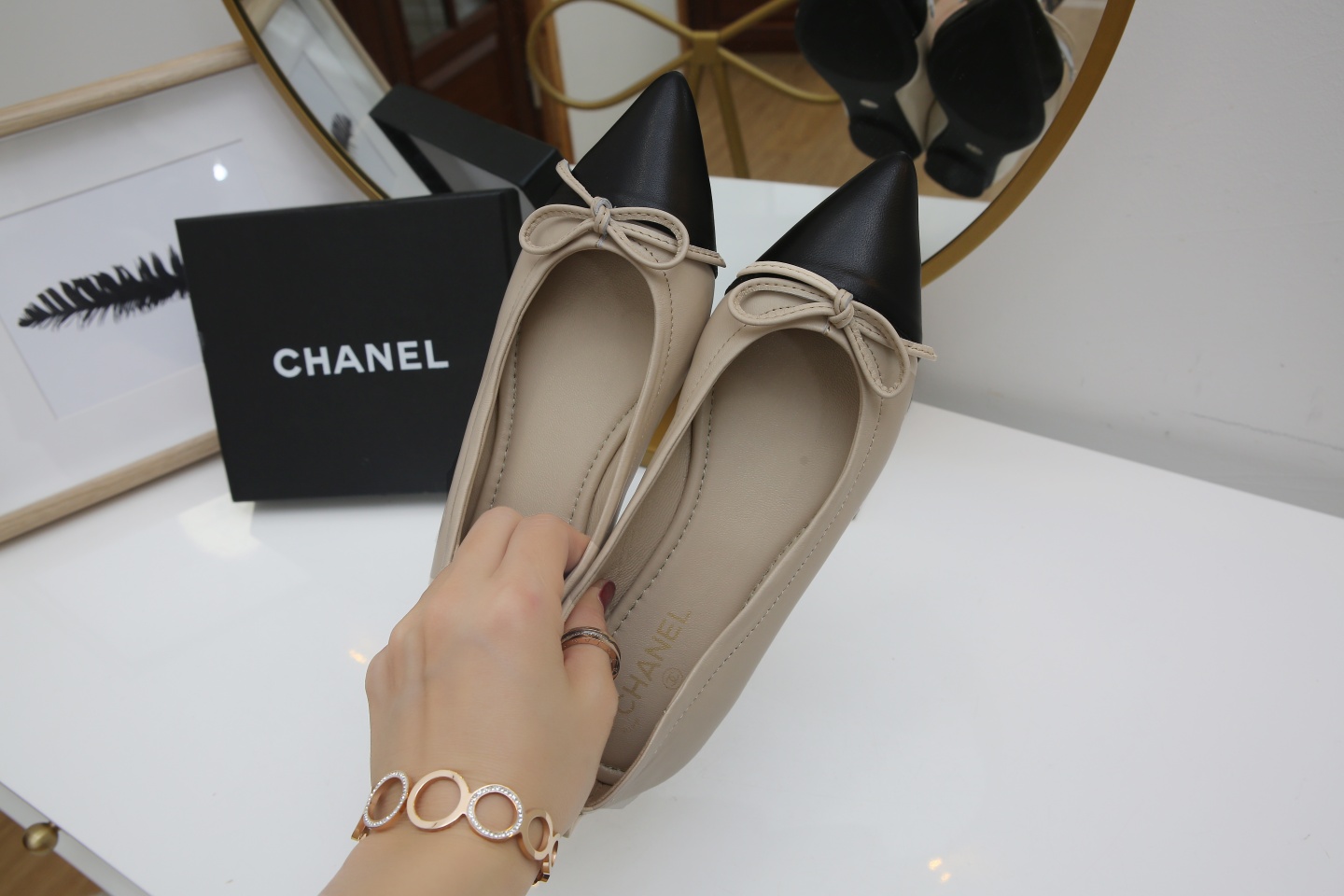 【CHANEL】尖头新款推荐！独家现货发售“跑量爆款”实体店大力推荐........
     顶级材质羊皮鞋面珠光羊皮内里  🦋结设计CHANEL金属扣设计 质量美美滴 @舒服到暖心再也不用担心鞋子磨脚啦….原版耐磨舒适大底 Ps《开车必备 💃跳舞必备散步🚶必备 逛街必备 送人的好礼哦》35/40。出厂价💰 130