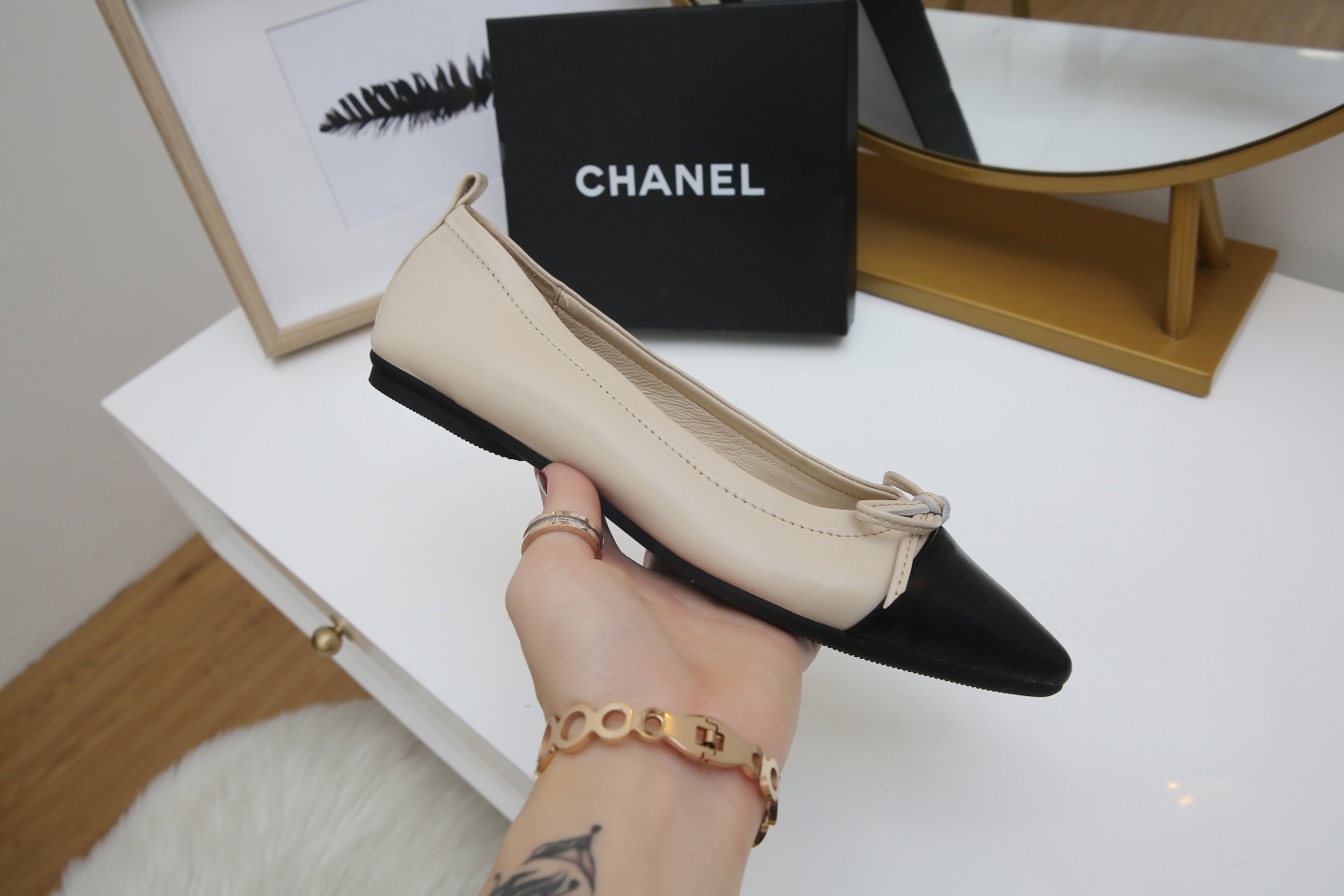 【CHANEL】尖头新款推荐！独家现货发售“跑量爆款”实体店大力推荐........
     顶级材质羊皮鞋面珠光羊皮内里  🦋结设计CHANEL金属扣设计 质量美美滴 @舒服到暖心再也不用担心鞋子磨脚啦….原版耐磨舒适大底 Ps《开车必备 💃跳舞必备散步🚶必备 逛街必备 送人的好礼哦》35/40。出厂价💰 130