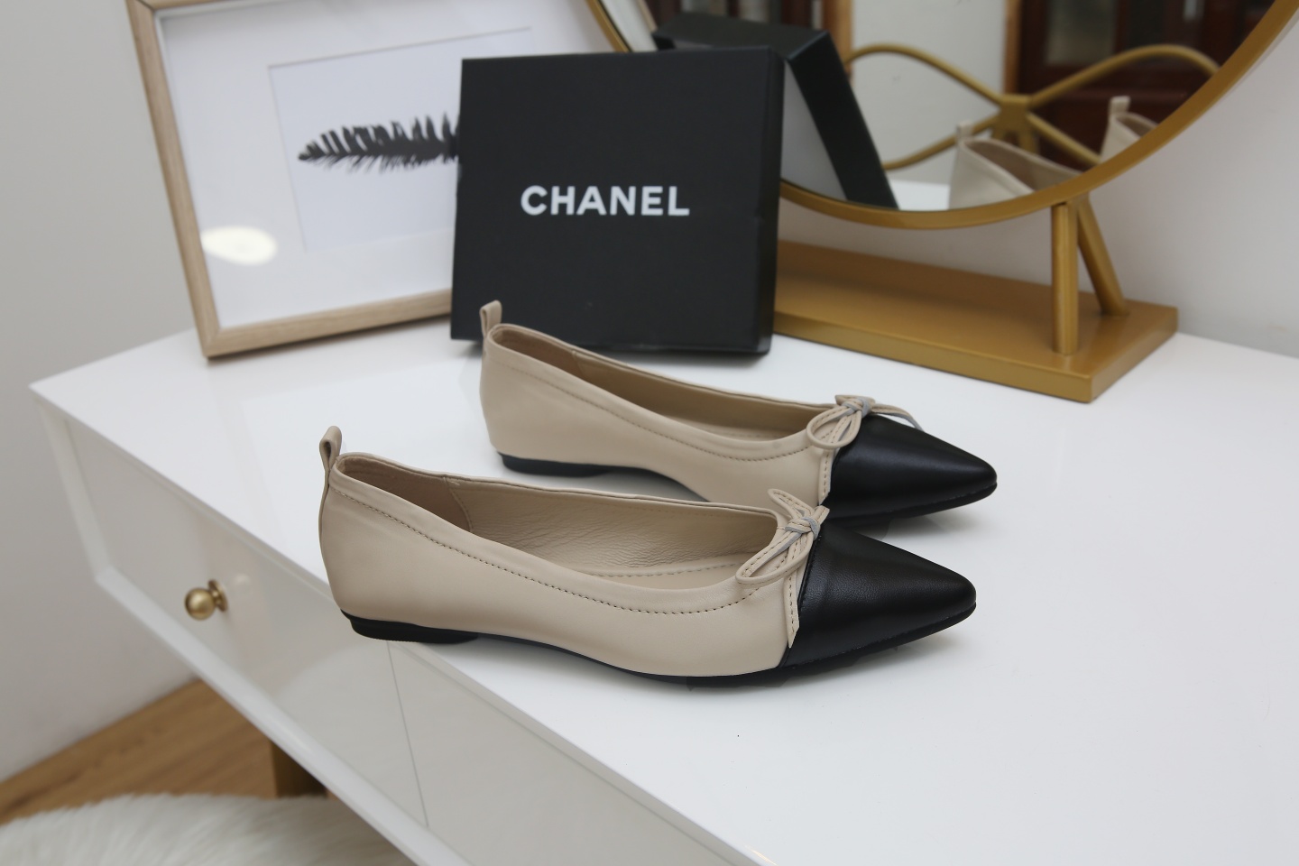 【CHANEL】尖头新款推荐！独家现货发售“跑量爆款”实体店大力推荐........
     顶级材质羊皮鞋面珠光羊皮内里  🦋结设计CHANEL金属扣设计 质量美美滴 @舒服到暖心再也不用担心鞋子磨脚啦….原版耐磨舒适大底 Ps《开车必备 💃跳舞必备散步🚶必备 逛街必备 送人的好礼哦》35/40。出厂价💰 130