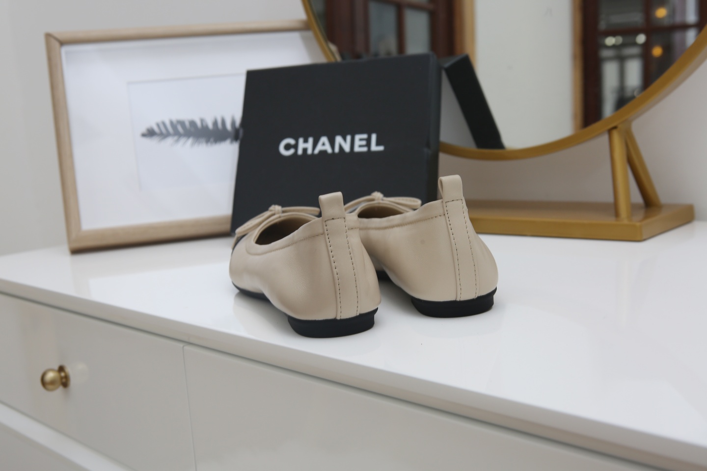 【CHANEL】尖头新款推荐！独家现货发售“跑量爆款”实体店大力推荐........
     顶级材质羊皮鞋面珠光羊皮内里  🦋结设计CHANEL金属扣设计 质量美美滴 @舒服到暖心再也不用担心鞋子磨脚啦….原版耐磨舒适大底 Ps《开车必备 💃跳舞必备散步🚶必备 逛街必备 送人的好礼哦》35/40。出厂价💰 130