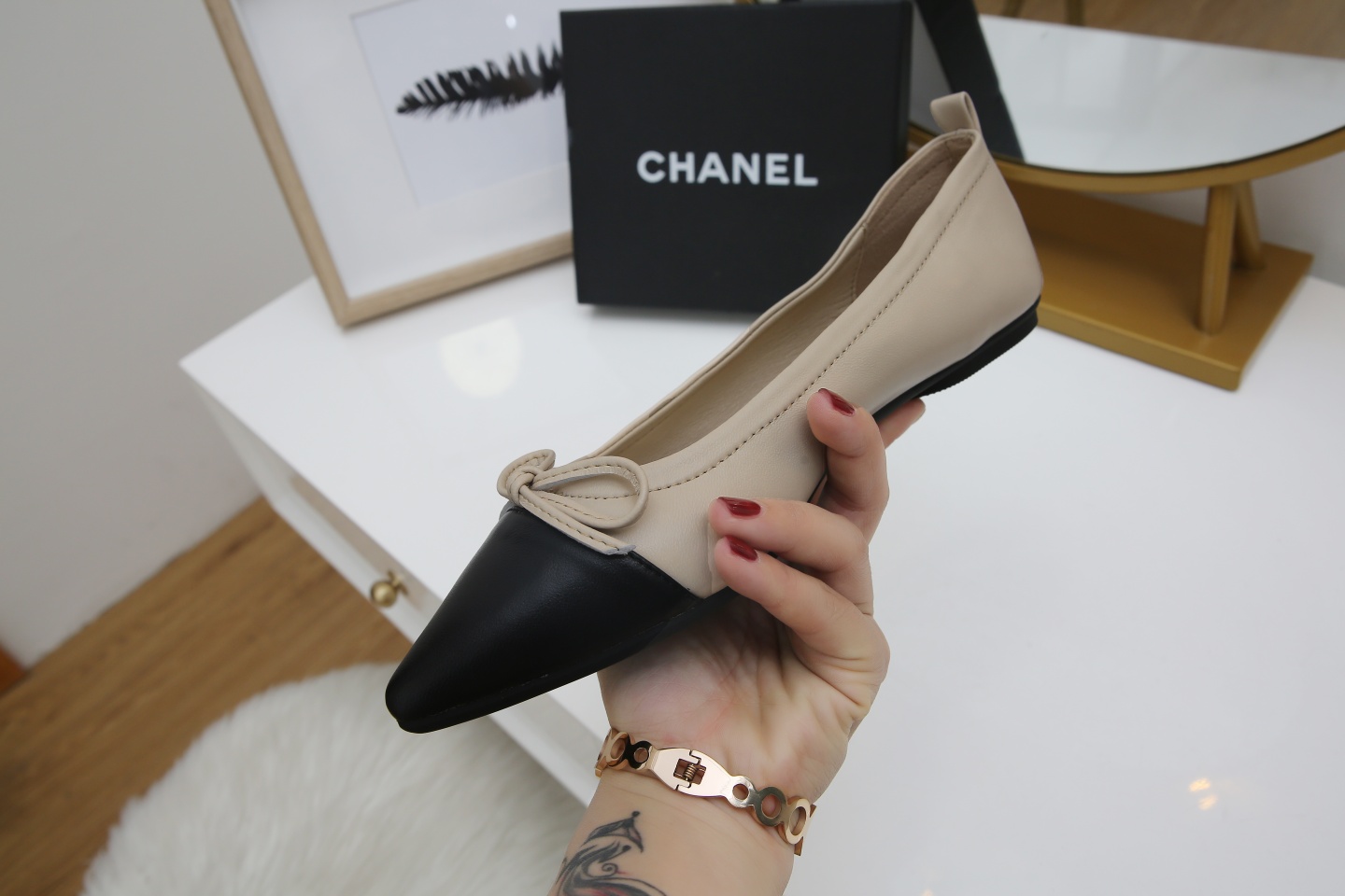 【CHANEL】尖头新款推荐！独家现货发售“跑量爆款”实体店大力推荐........
     顶级材质羊皮鞋面珠光羊皮内里  🦋结设计CHANEL金属扣设计 质量美美滴 @舒服到暖心再也不用担心鞋子磨脚啦….原版耐磨舒适大底 Ps《开车必备 💃跳舞必备散步🚶必备 逛街必备 送人的好礼哦》35/40。出厂价💰 130