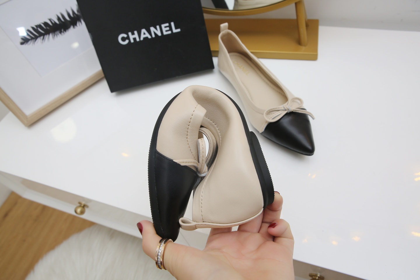 【CHANEL】尖头新款推荐！独家现货发售“跑量爆款”实体店大力推荐........
     顶级材质羊皮鞋面珠光羊皮内里  🦋结设计CHANEL金属扣设计 质量美美滴 @舒服到暖心再也不用担心鞋子磨脚啦….原版耐磨舒适大底 Ps《开车必备 💃跳舞必备散步🚶必备 逛街必备 送人的好礼哦》35/40。出厂价💰 130