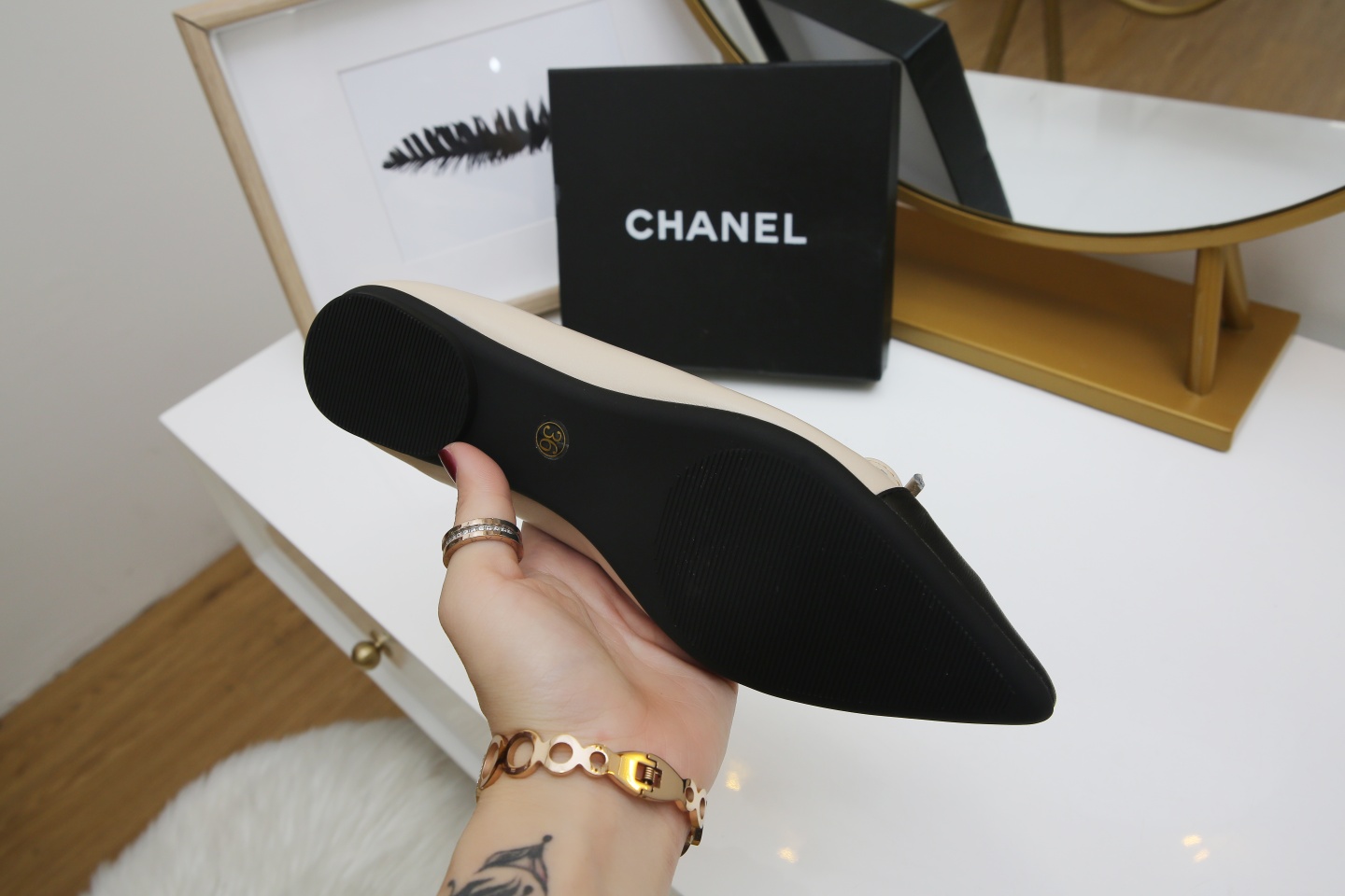 【CHANEL】尖头新款推荐！独家现货发售“跑量爆款”实体店大力推荐........
     顶级材质羊皮鞋面珠光羊皮内里  🦋结设计CHANEL金属扣设计 质量美美滴 @舒服到暖心再也不用担心鞋子磨脚啦….原版耐磨舒适大底 Ps《开车必备 💃跳舞必备散步🚶必备 逛街必备 送人的好礼哦》35/40。出厂价💰 130