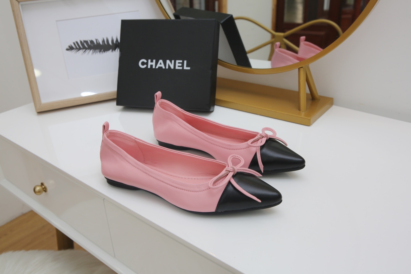 【CHANEL】尖头新款推荐！独家现货发售“跑量爆款”实体店大力推荐........
     顶级材质羊皮鞋面珠光羊皮内里  🦋结设计CHANEL金属扣设计 质量美美滴 @舒服到暖心再也不用担心鞋子磨脚啦….原版耐磨舒适大底 Ps《开车必备 💃跳舞必备散步🚶必备 逛街必备 送人的好礼哦》35/40。出厂价💰 130