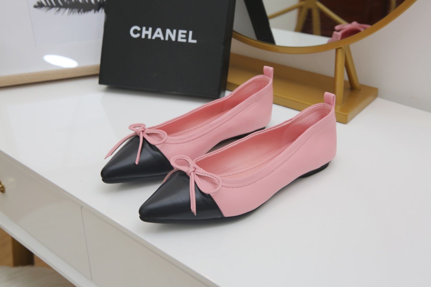 【CHANEL】尖头新款推荐！独家现货发售“跑量爆款”实体店大力推荐........
     顶级材质羊皮鞋面珠光羊皮内里  🦋结设计CHANEL金属扣设计 质量美美滴 @舒服到暖心再也不用担心鞋子磨脚啦….原版耐磨舒适大底 Ps《开车必备 💃跳舞必备散步🚶必备 逛街必备 送人的好礼哦》35/40。出厂价💰 130