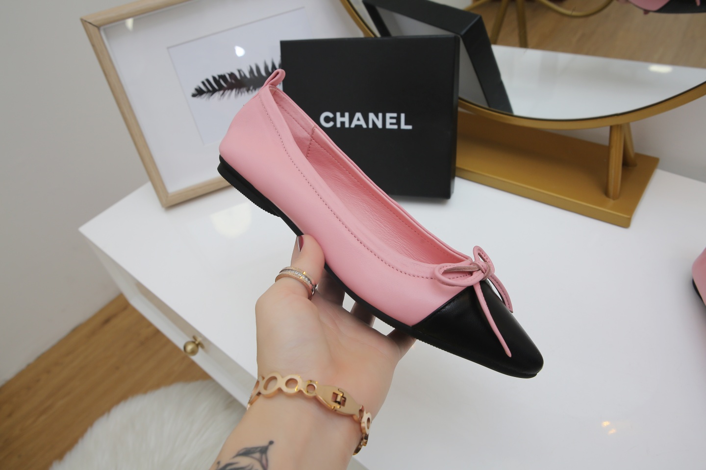 【CHANEL】尖头新款推荐！独家现货发售“跑量爆款”实体店大力推荐........
     顶级材质羊皮鞋面珠光羊皮内里  🦋结设计CHANEL金属扣设计 质量美美滴 @舒服到暖心再也不用担心鞋子磨脚啦….原版耐磨舒适大底 Ps《开车必备 💃跳舞必备散步🚶必备 逛街必备 送人的好礼哦》35/40。出厂价💰 130