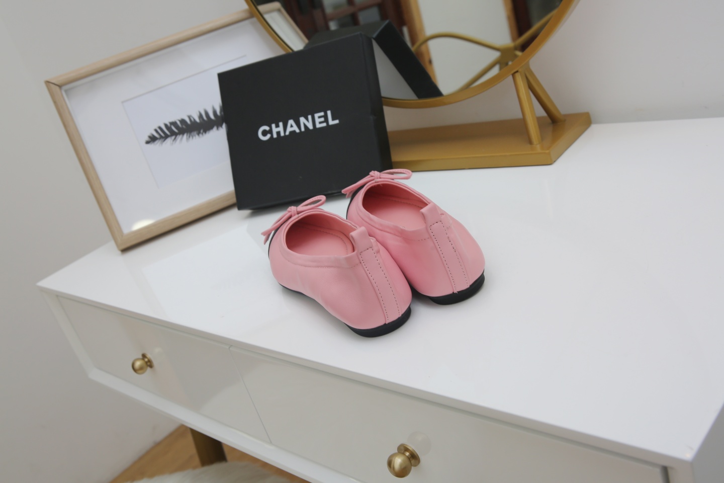 【CHANEL】尖头新款推荐！独家现货发售“跑量爆款”实体店大力推荐........
     顶级材质羊皮鞋面珠光羊皮内里  🦋结设计CHANEL金属扣设计 质量美美滴 @舒服到暖心再也不用担心鞋子磨脚啦….原版耐磨舒适大底 Ps《开车必备 💃跳舞必备散步🚶必备 逛街必备 送人的好礼哦》35/40。出厂价💰 130