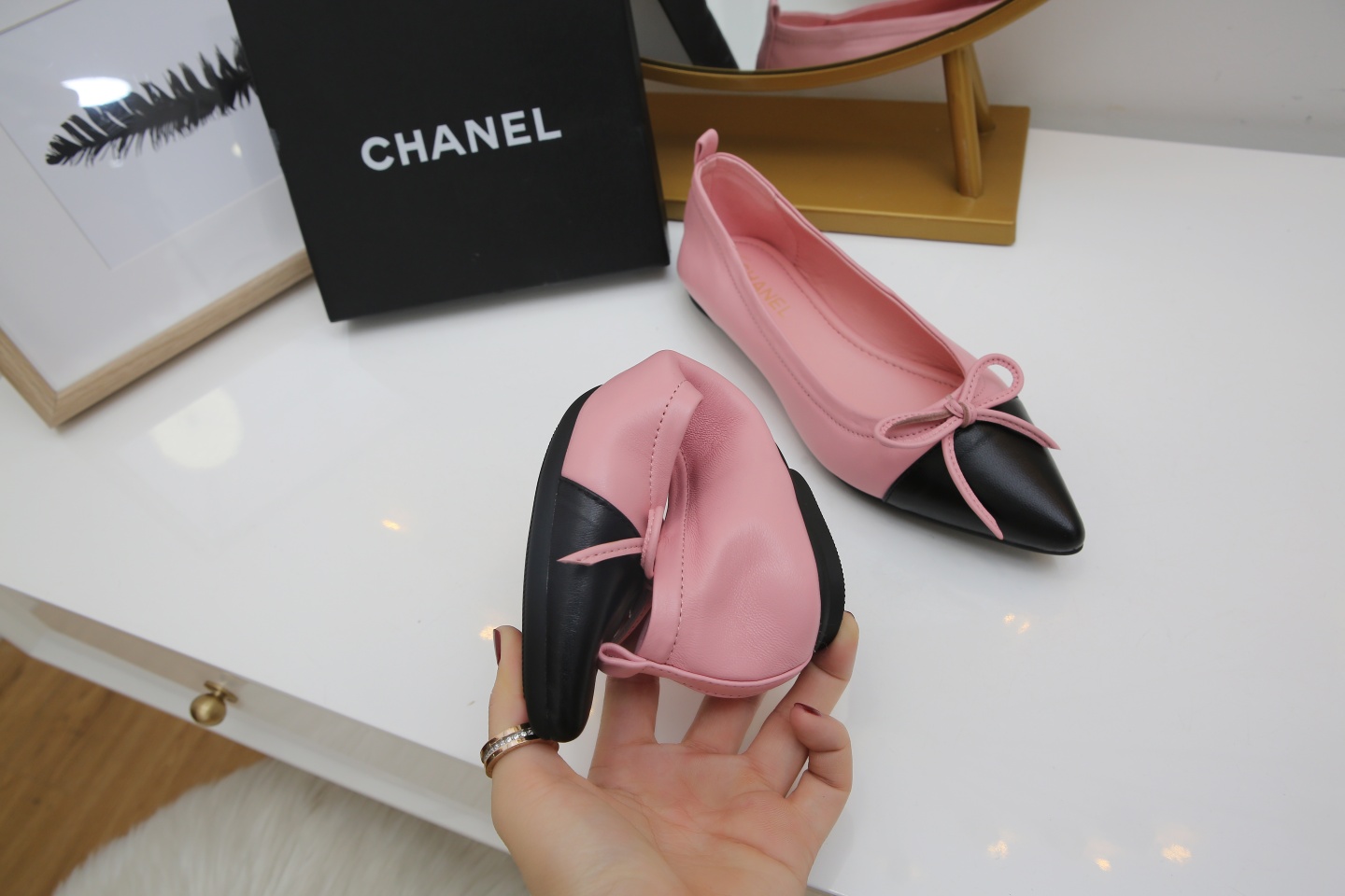 【CHANEL】尖头新款推荐！独家现货发售“跑量爆款”实体店大力推荐........
     顶级材质羊皮鞋面珠光羊皮内里  🦋结设计CHANEL金属扣设计 质量美美滴 @舒服到暖心再也不用担心鞋子磨脚啦….原版耐磨舒适大底 Ps《开车必备 💃跳舞必备散步🚶必备 逛街必备 送人的好礼哦》35/40。出厂价💰 130