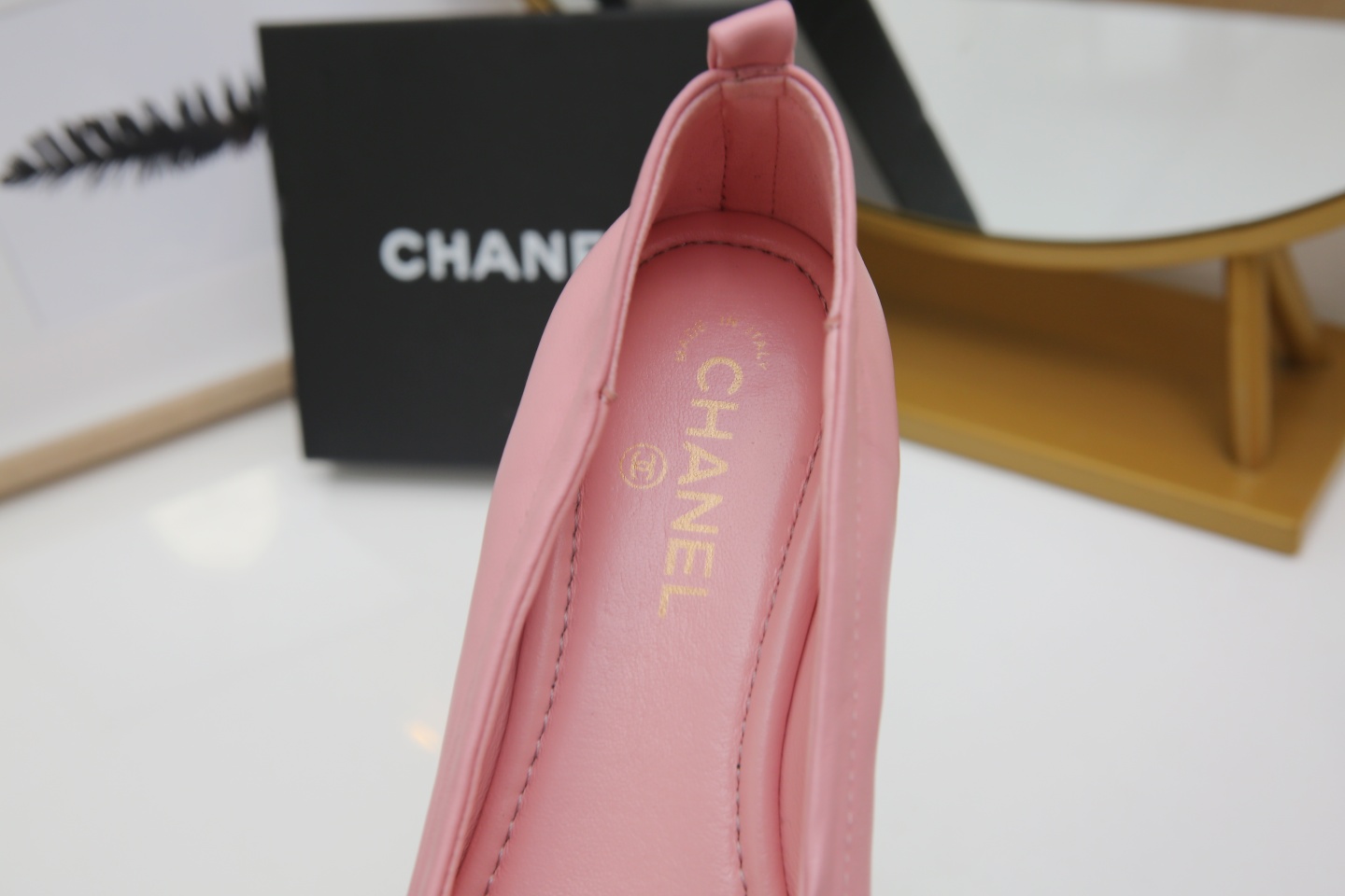 【CHANEL】尖头新款推荐！独家现货发售“跑量爆款”实体店大力推荐........
     顶级材质羊皮鞋面珠光羊皮内里  🦋结设计CHANEL金属扣设计 质量美美滴 @舒服到暖心再也不用担心鞋子磨脚啦….原版耐磨舒适大底 Ps《开车必备 💃跳舞必备散步🚶必备 逛街必备 送人的好礼哦》35/40。出厂价💰 130