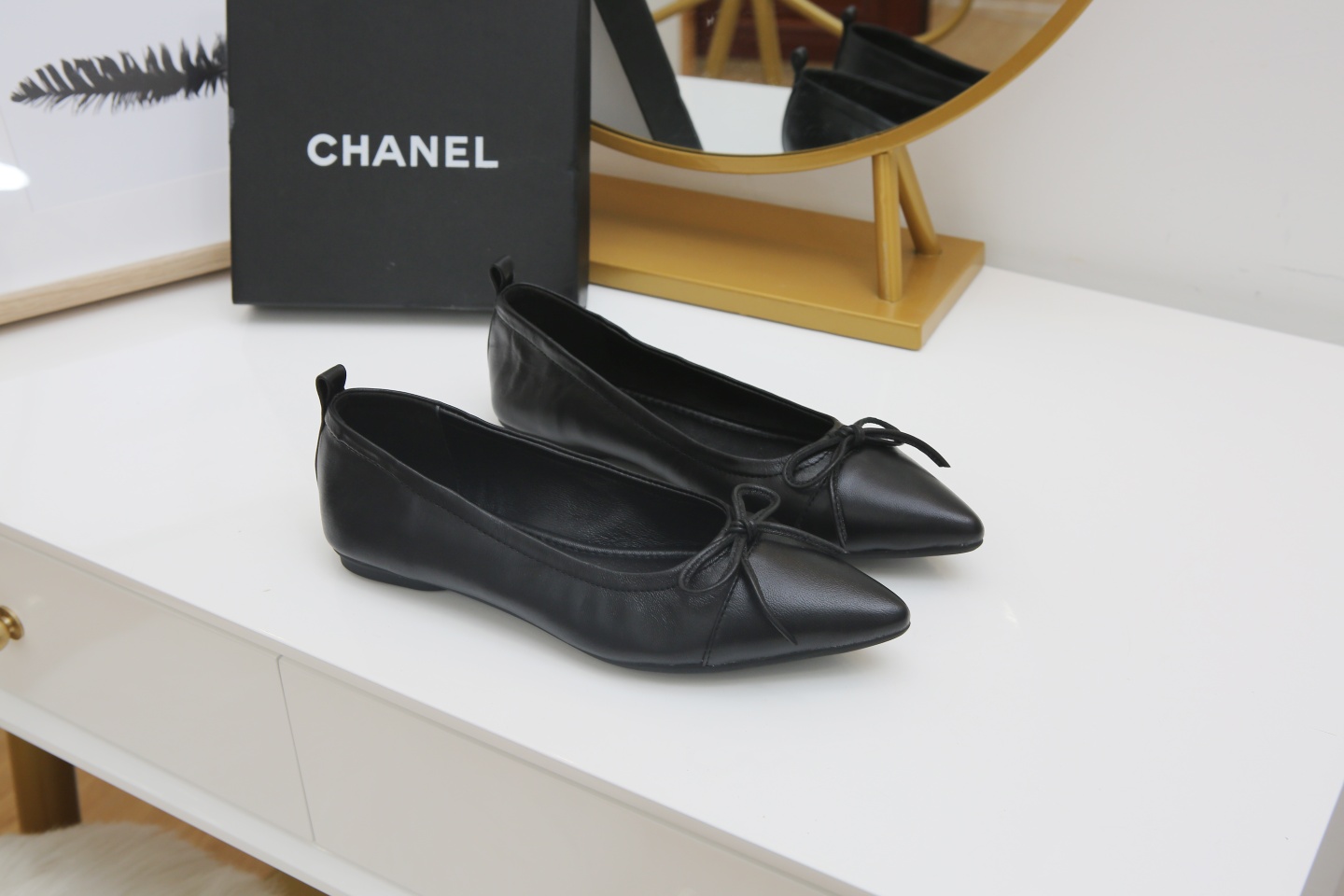 【CHANEL】尖头新款推荐！独家现货发售“跑量爆款”实体店大力推荐........
     顶级材质羊皮鞋面珠光羊皮内里  🦋结设计CHANEL金属扣设计 质量美美滴 @舒服到暖心再也不用担心鞋子磨脚啦….原版耐磨舒适大底 Ps《开车必备 💃跳舞必备散步🚶必备 逛街必备 送人的好礼哦》35/40。出厂价💰 130