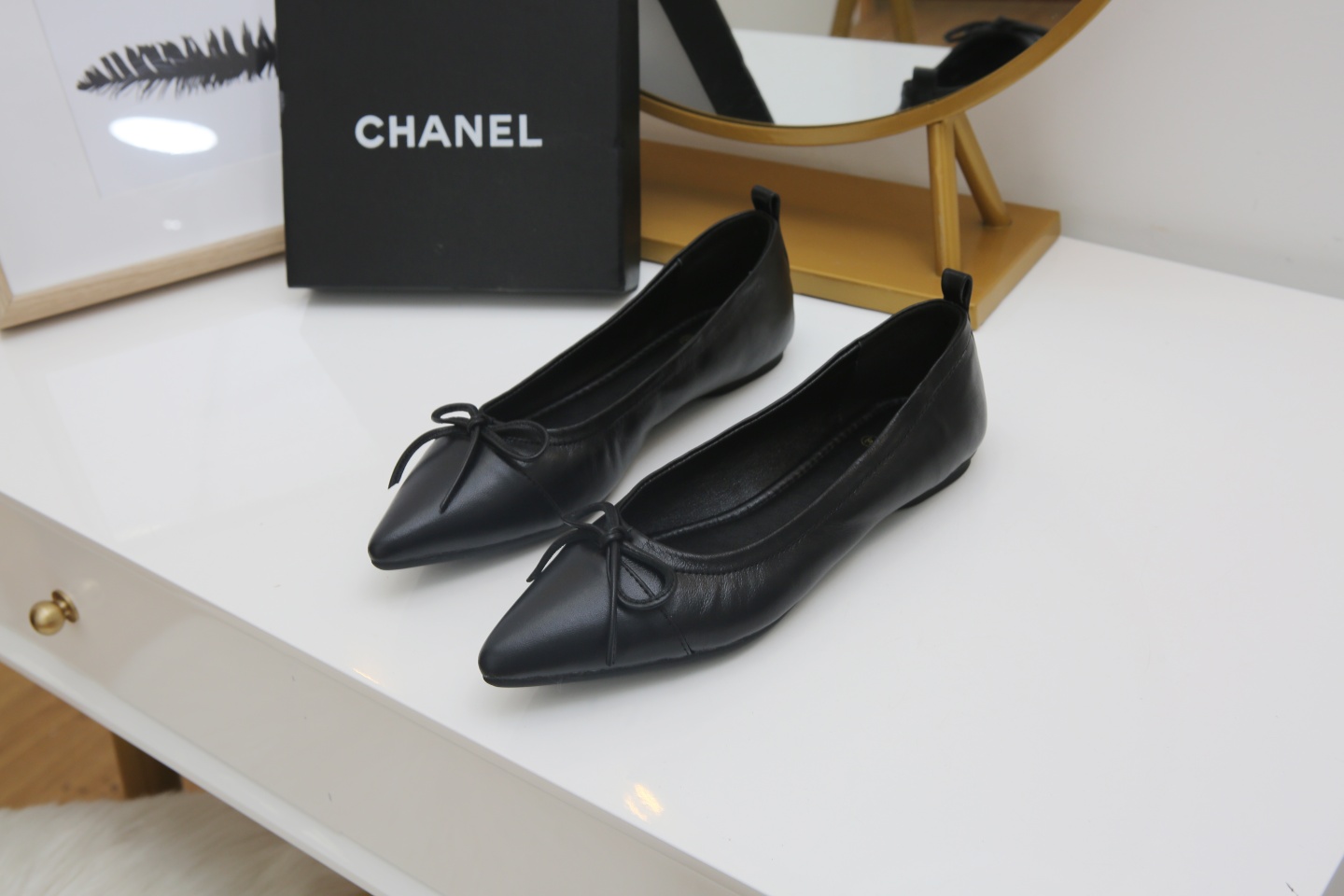 【CHANEL】尖头新款推荐！独家现货发售“跑量爆款”实体店大力推荐........
     顶级材质羊皮鞋面珠光羊皮内里  🦋结设计CHANEL金属扣设计 质量美美滴 @舒服到暖心再也不用担心鞋子磨脚啦….原版耐磨舒适大底 Ps《开车必备 💃跳舞必备散步🚶必备 逛街必备 送人的好礼哦》35/40。出厂价💰 130