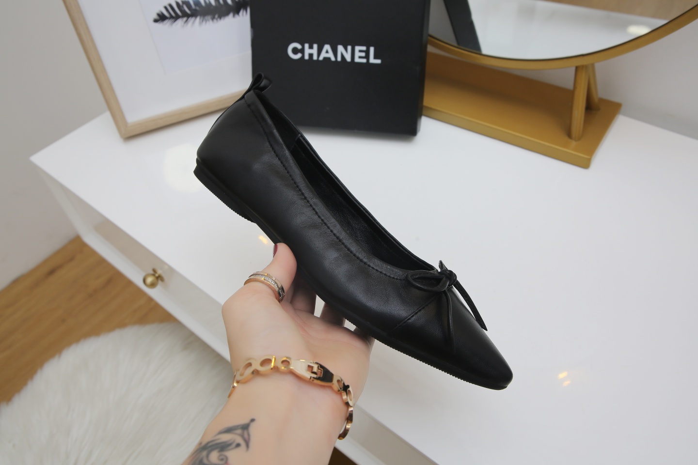 【CHANEL】尖头新款推荐！独家现货发售“跑量爆款”实体店大力推荐........
     顶级材质羊皮鞋面珠光羊皮内里  🦋结设计CHANEL金属扣设计 质量美美滴 @舒服到暖心再也不用担心鞋子磨脚啦….原版耐磨舒适大底 Ps《开车必备 💃跳舞必备散步🚶必备 逛街必备 送人的好礼哦》35/40。出厂价💰 130