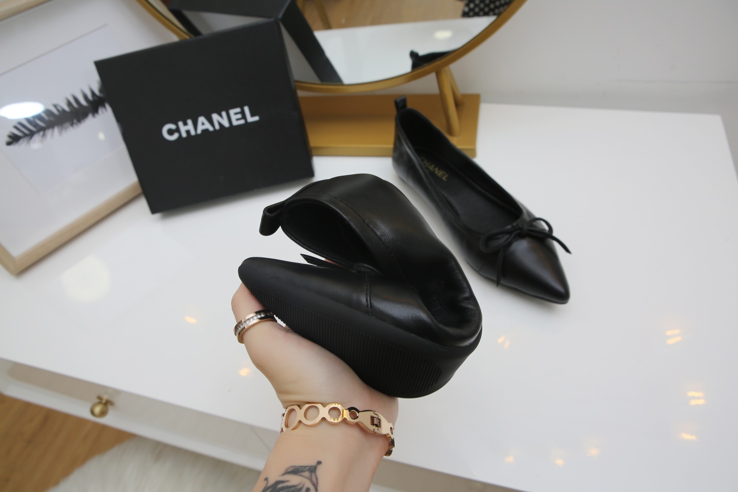 【CHANEL】尖头新款推荐！独家现货发售“跑量爆款”实体店大力推荐........
     顶级材质羊皮鞋面珠光羊皮内里  🦋结设计CHANEL金属扣设计 质量美美滴 @舒服到暖心再也不用担心鞋子磨脚啦….原版耐磨舒适大底 Ps《开车必备 💃跳舞必备散步🚶必备 逛街必备 送人的好礼哦》35/40。出厂价💰 130